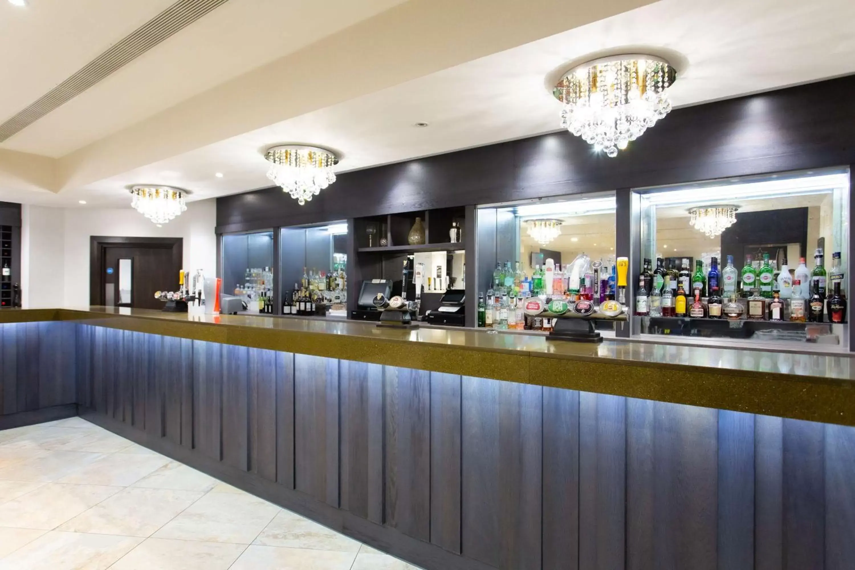 Lounge or bar, Restaurant/Places to Eat in DoubleTree by Hilton Hotel Nottingham - Gateway