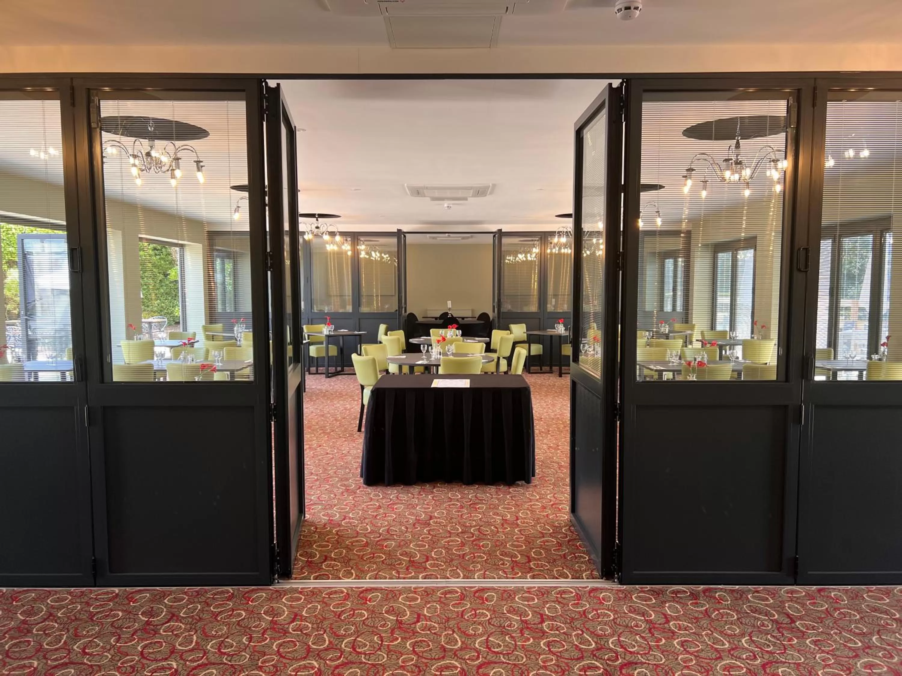 Restaurant/places to eat in South Lawn Hotel