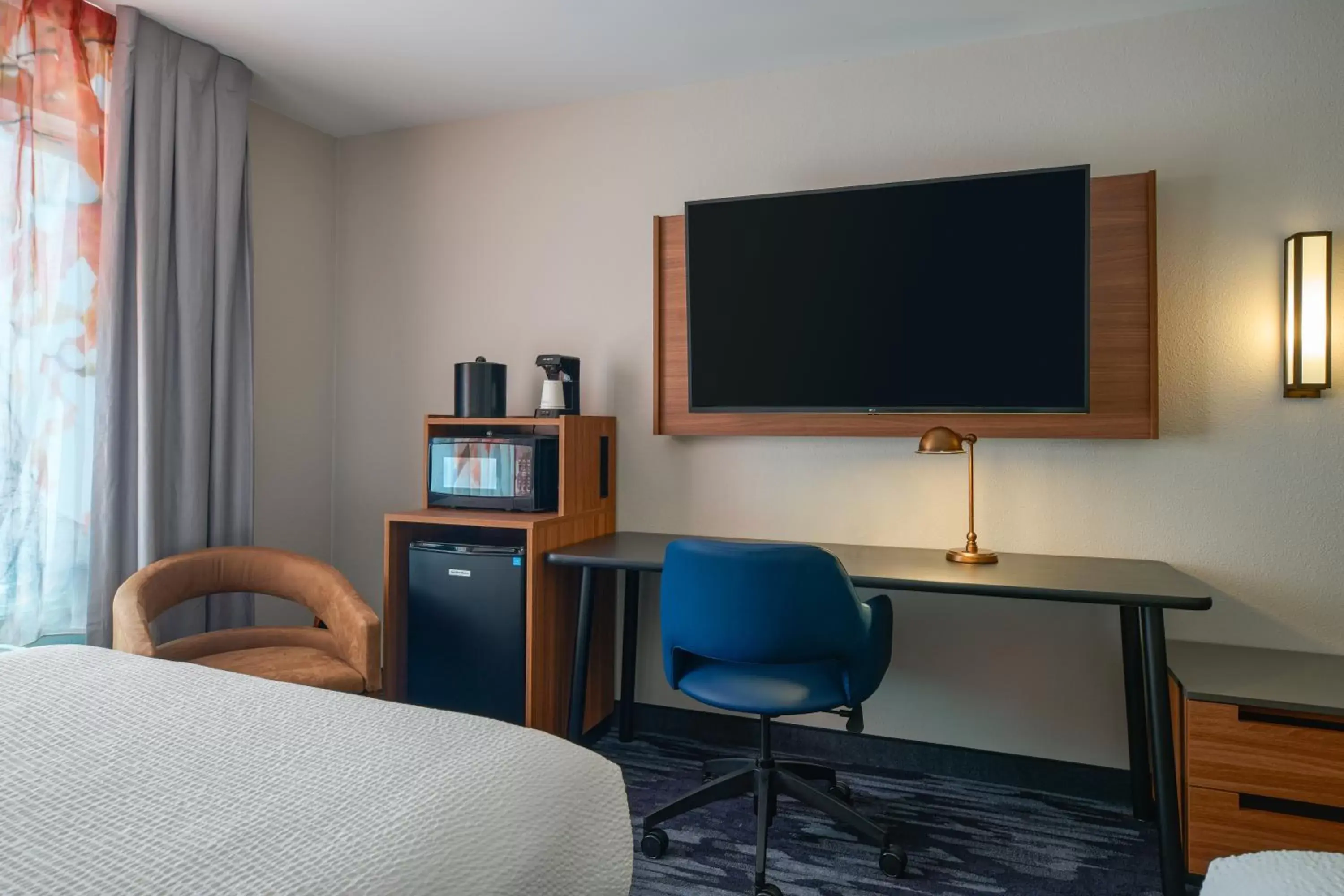 TV and multimedia, TV/Entertainment Center in Fairfield Inn and Suites by Marriott Winchester