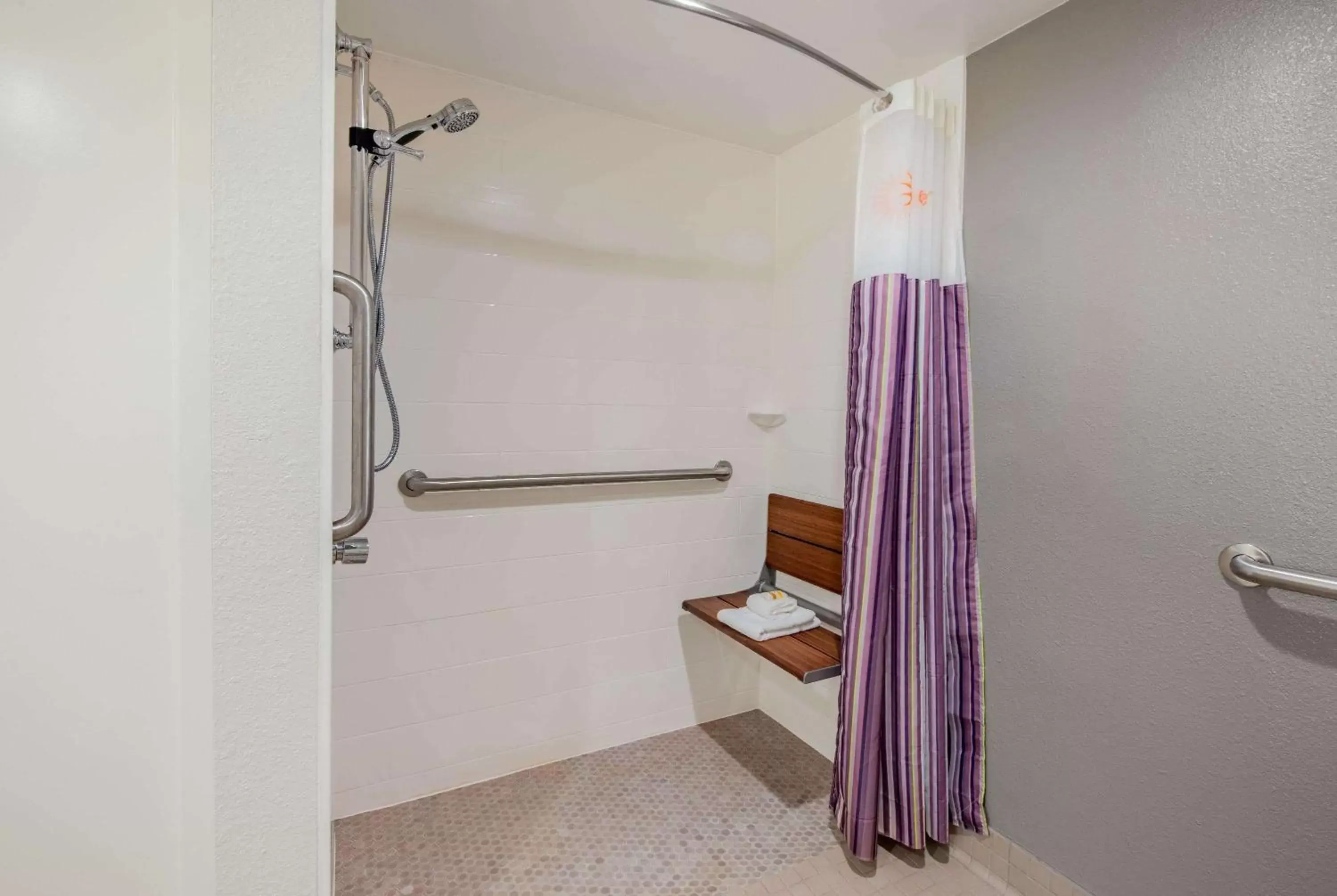 Shower, Bathroom in La Quinta by Wyndham Baltimore BWI Airport