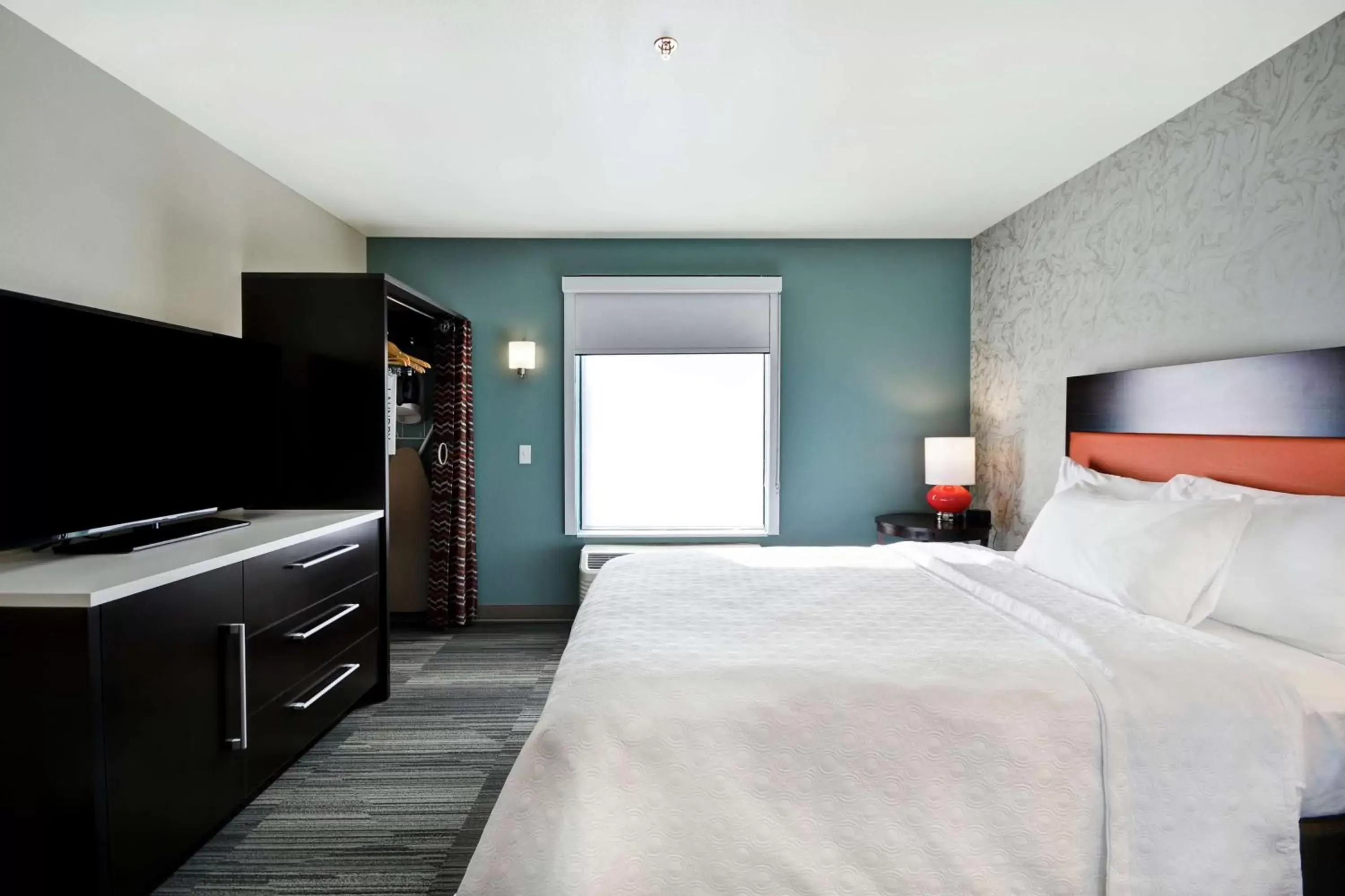 Bedroom, Bed in Home2 Suites By Hilton Carbondale