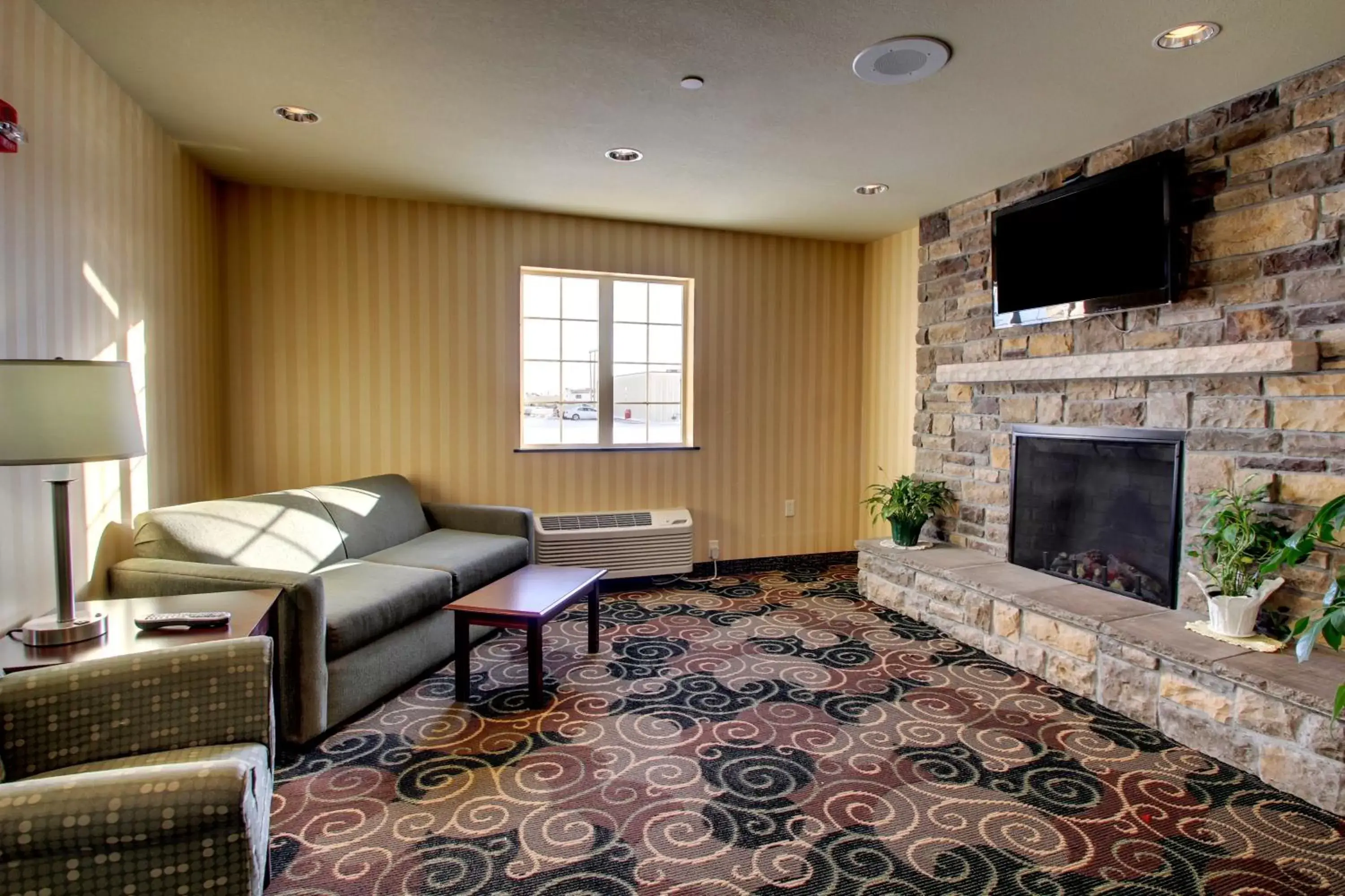 Communal lounge/ TV room, TV/Entertainment Center in Cobblestone Inn & Suites - Carrington