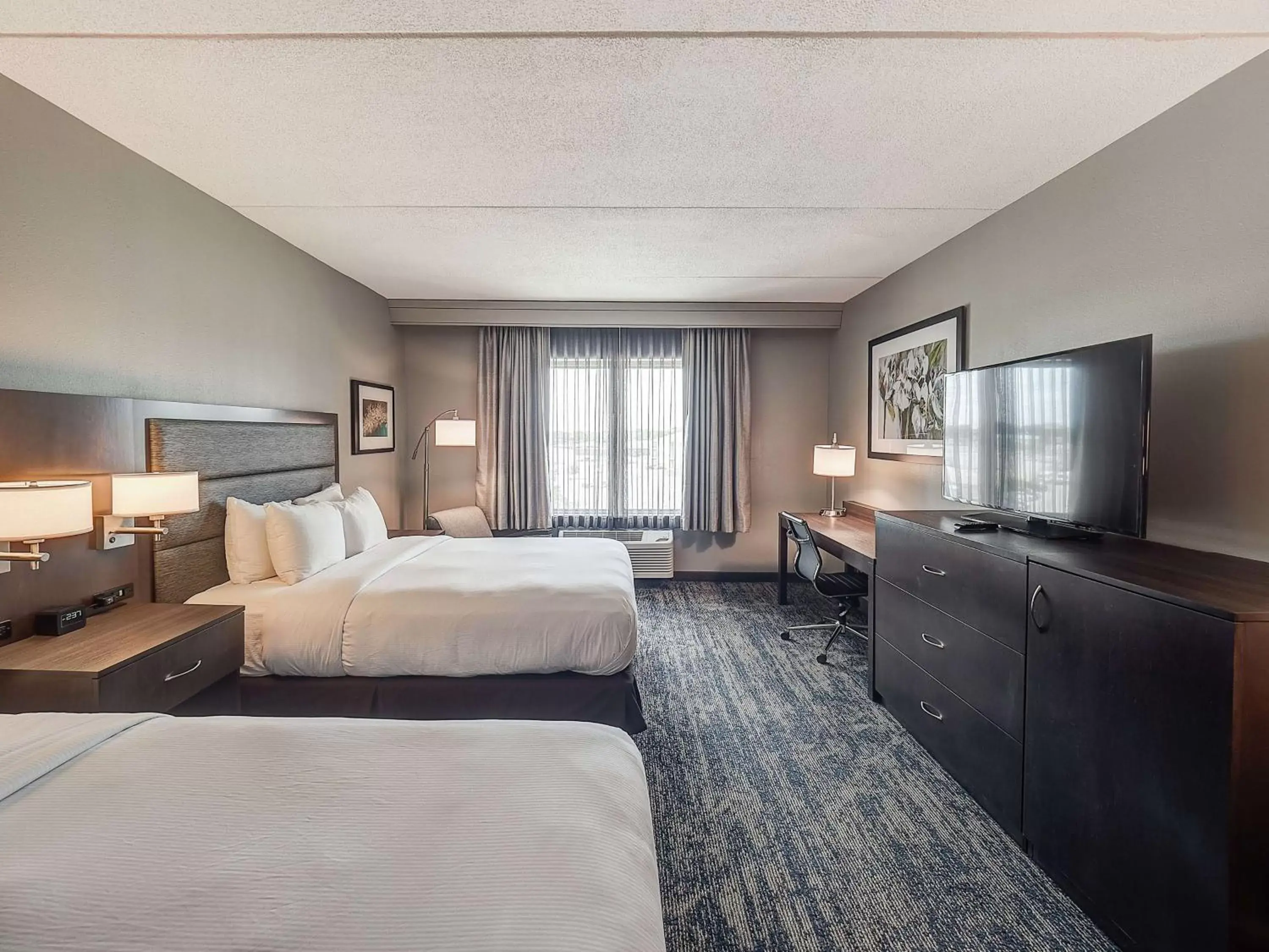 Bedroom, TV/Entertainment Center in DoubleTree by Hilton Bloomington