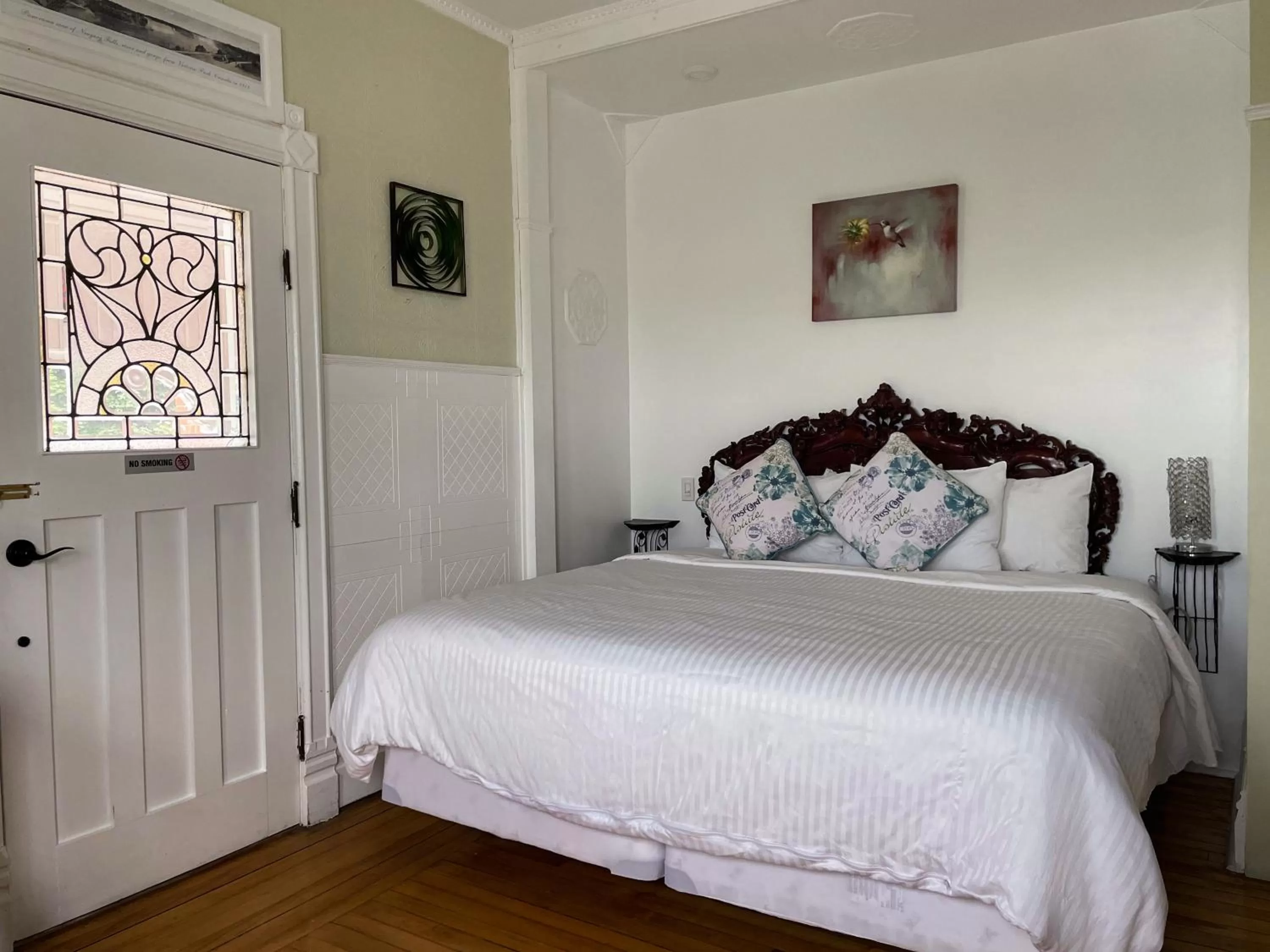 Bed in Niagara Grandview Boutique Hotel