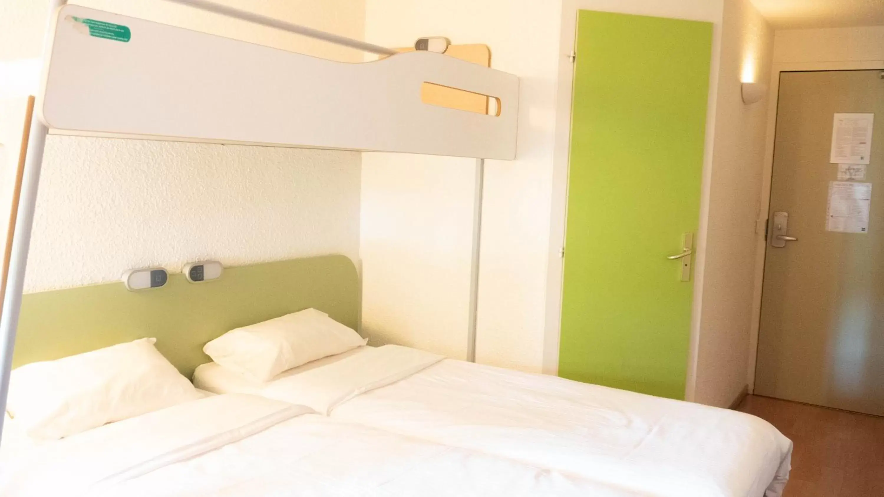 Bathroom, Bed in ibis budget Metz Sud