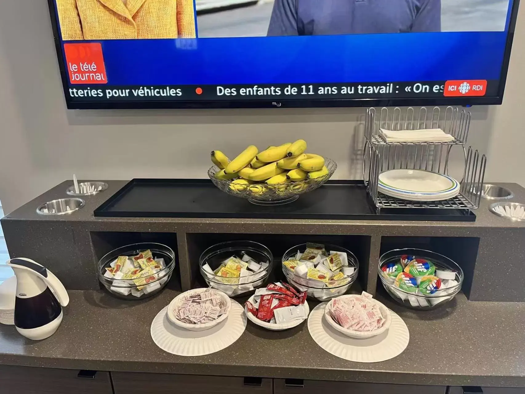 Continental breakfast in Econo Lodge Airport Quebec