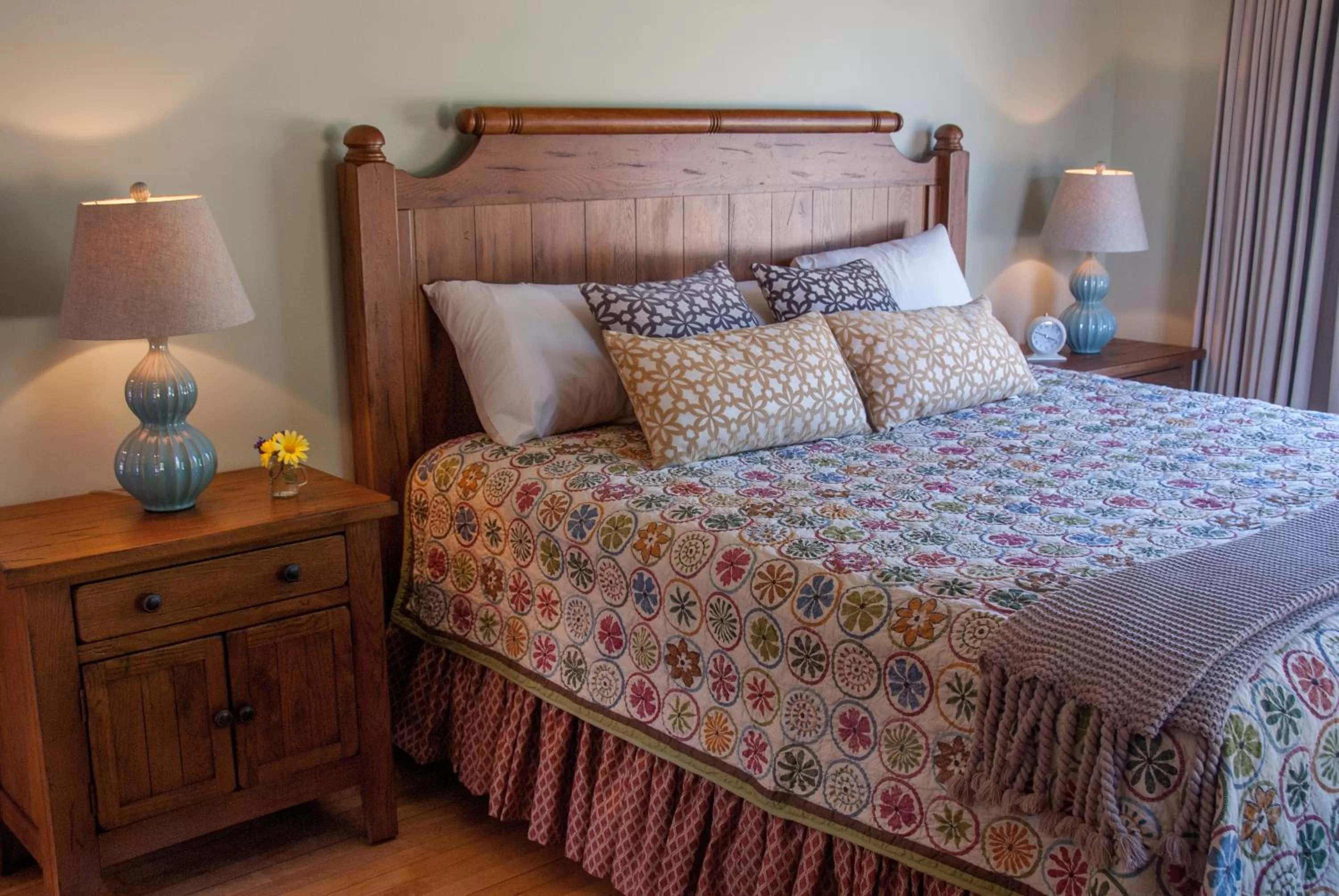 Bedroom, Bed in Top Notch Inn