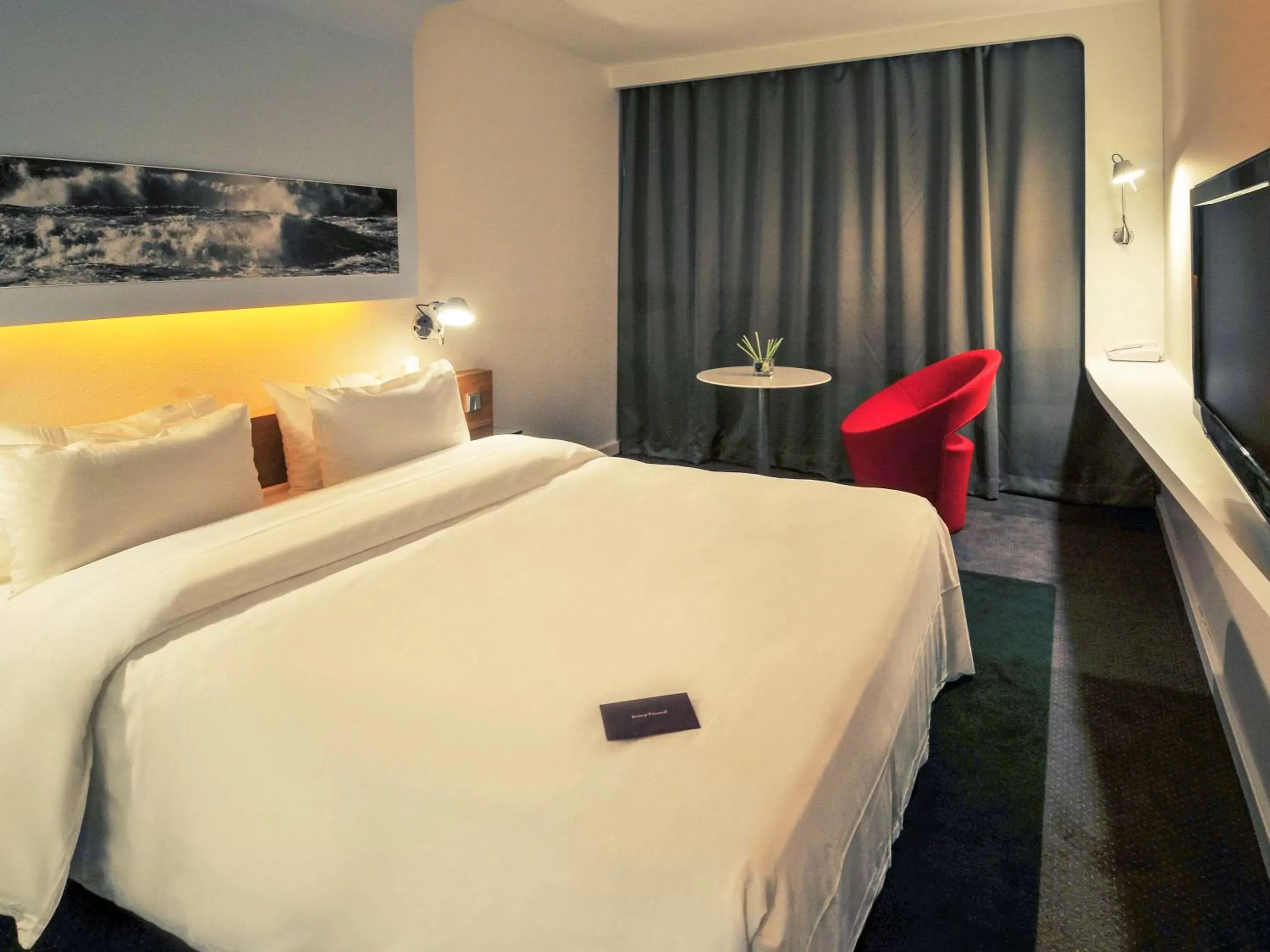 Photo of the whole room, Bed in Mercure Nantes Centre Gare