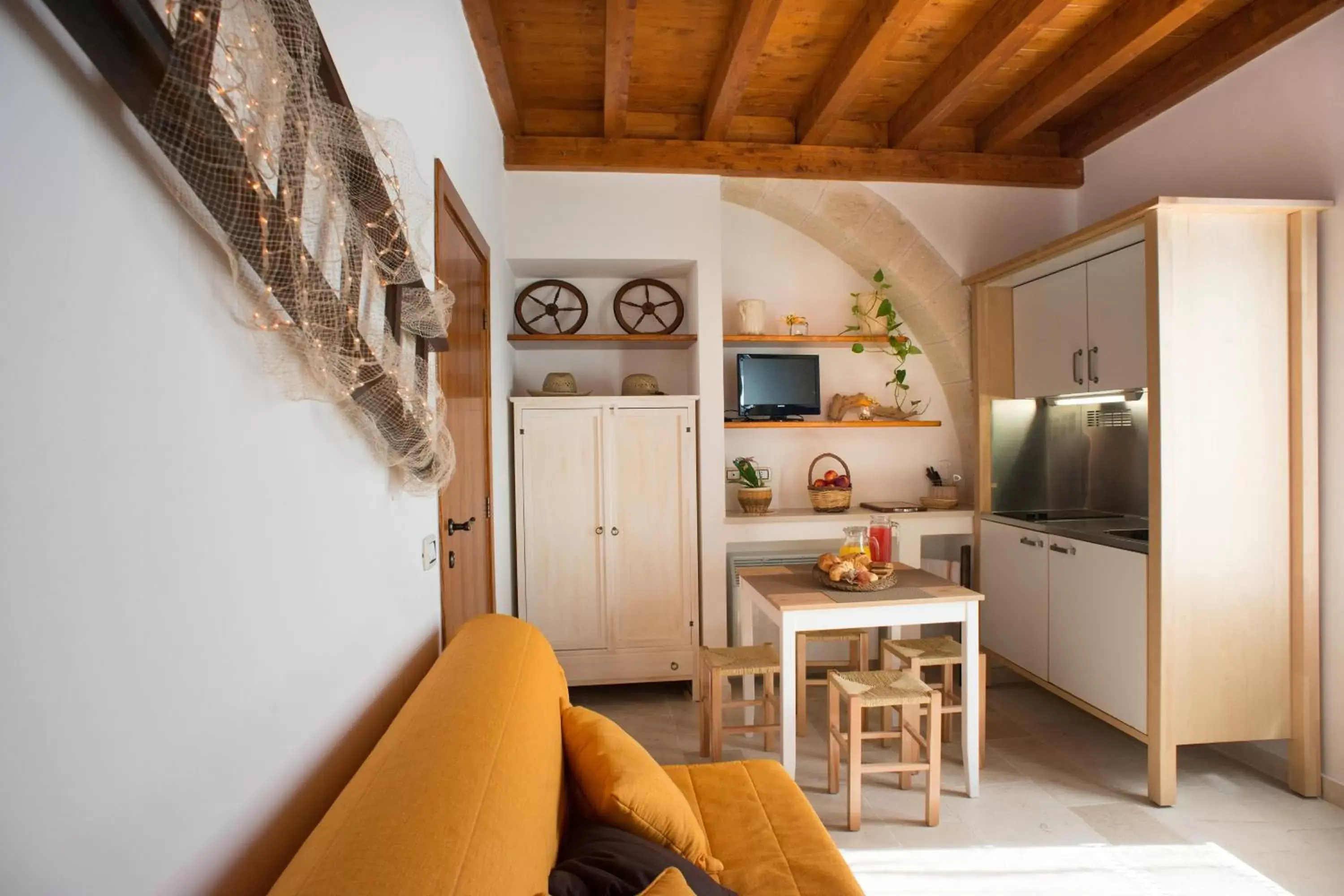 Shower, Dining Area in Grandi Trulli Bed & Breakfast