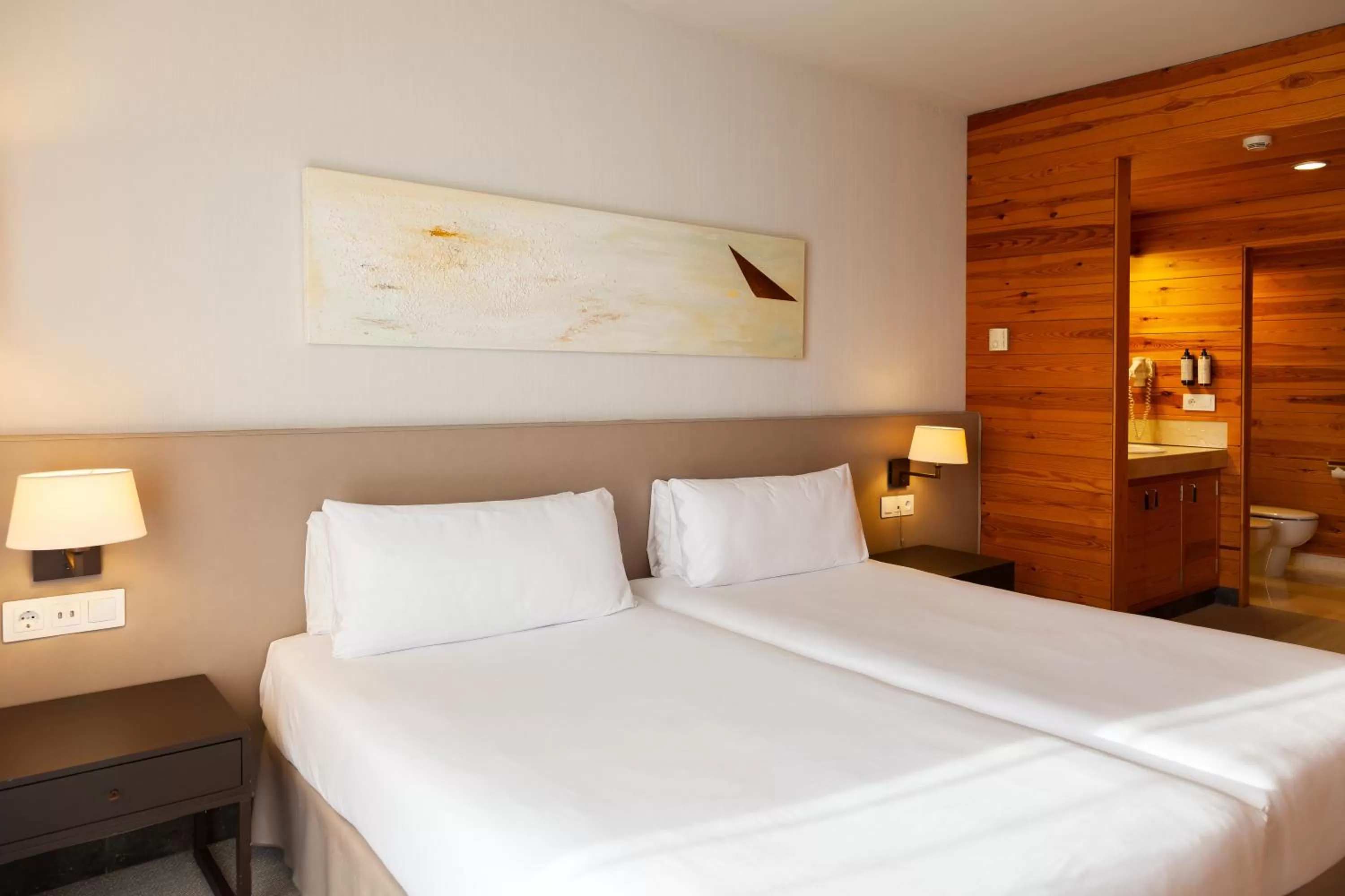 Photo of the whole room, Bed in Montanyà