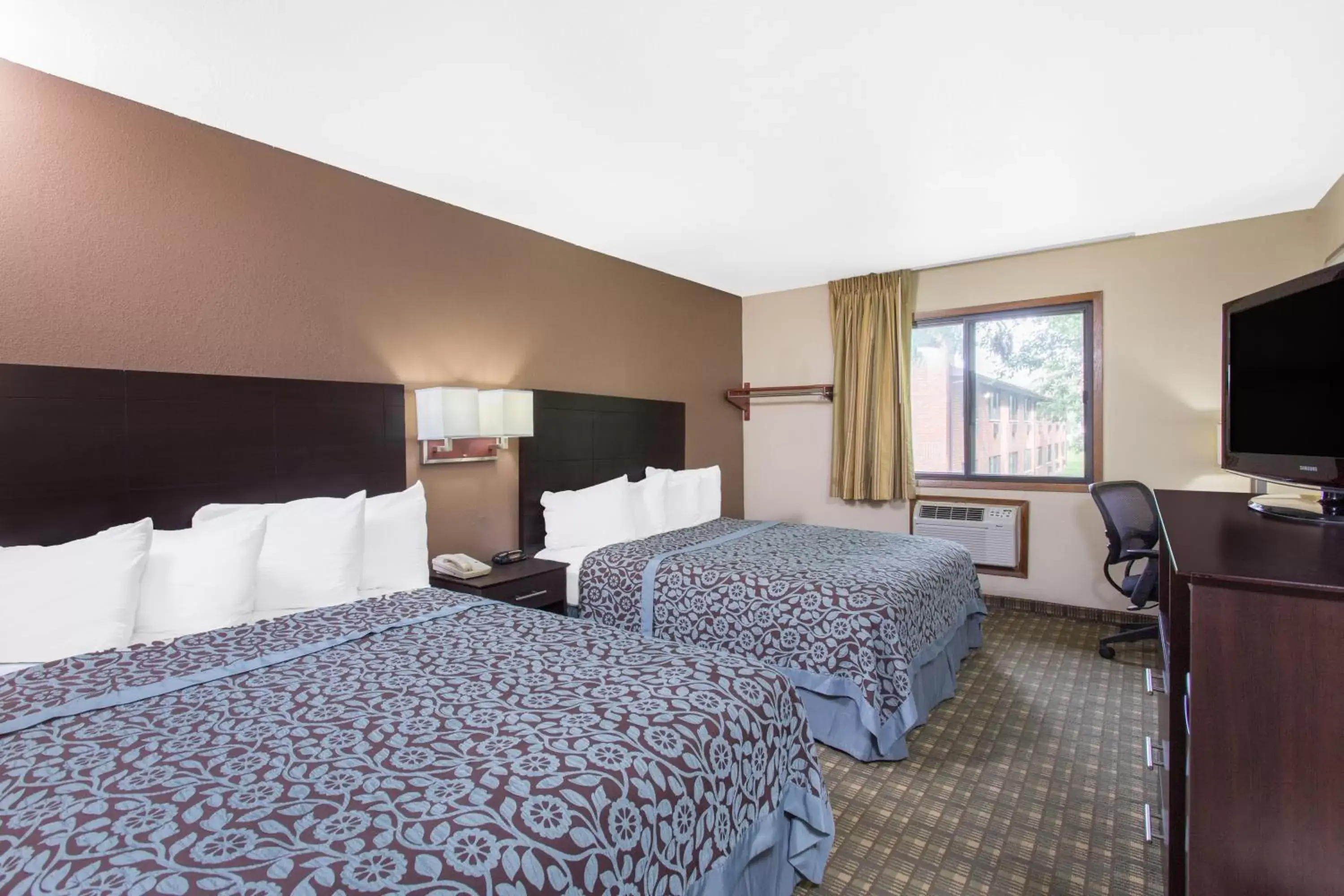 Photo of the whole room, Bed in Days Inn & Suites by Wyndham Waterloo