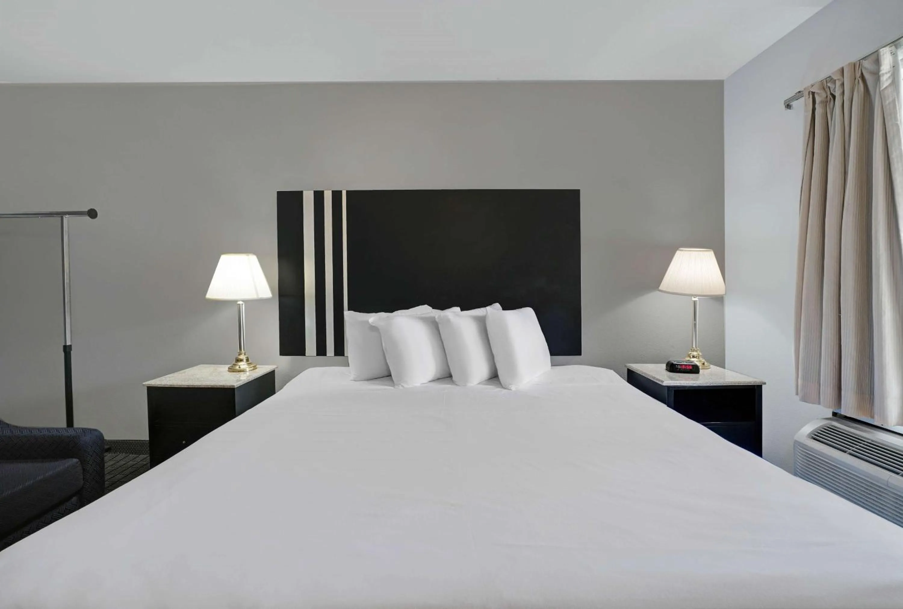 Photo of the whole room, Bed in Motel 6 Washington, PA