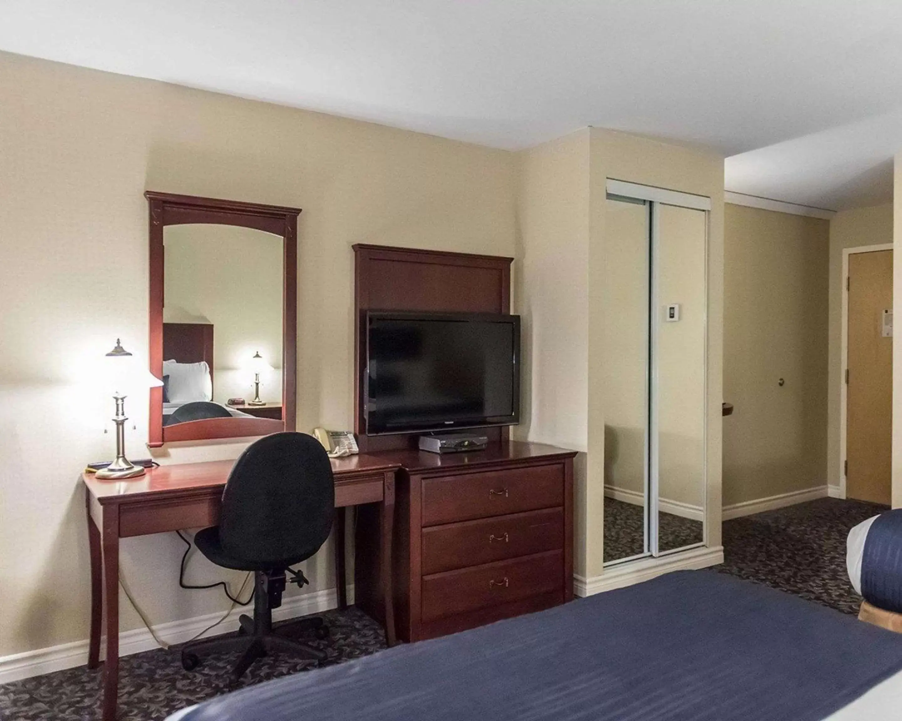 Photo of the whole room, TV/Entertainment Center in Quality Inn Mont-Laurier