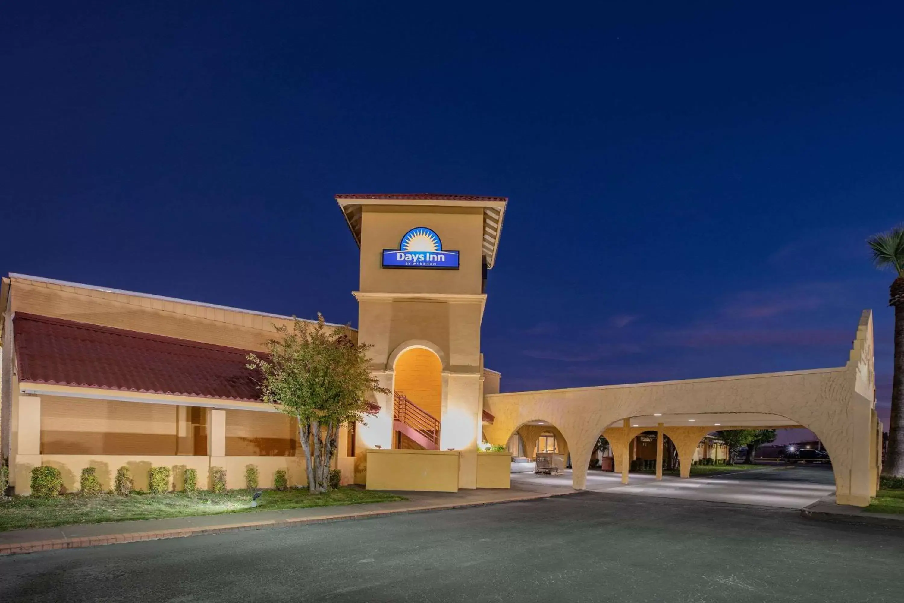 Property building in Days Inn by Wyndham Del Rio Property building in Days Inn by Wyndham Del Rio