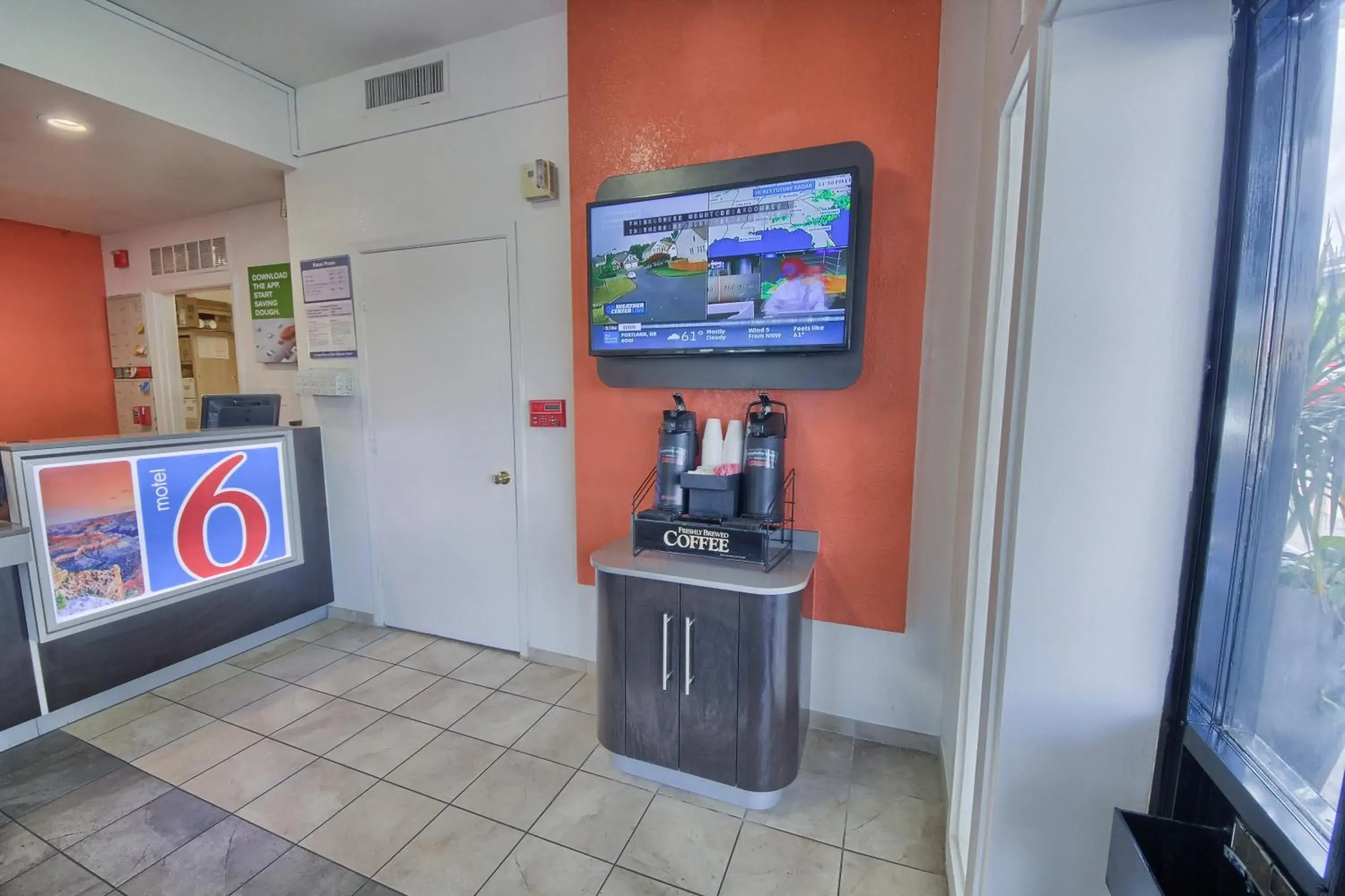 Lobby or reception, TV/Entertainment Center in Motel 6-San Antonio, TX - Northwest Medical Center