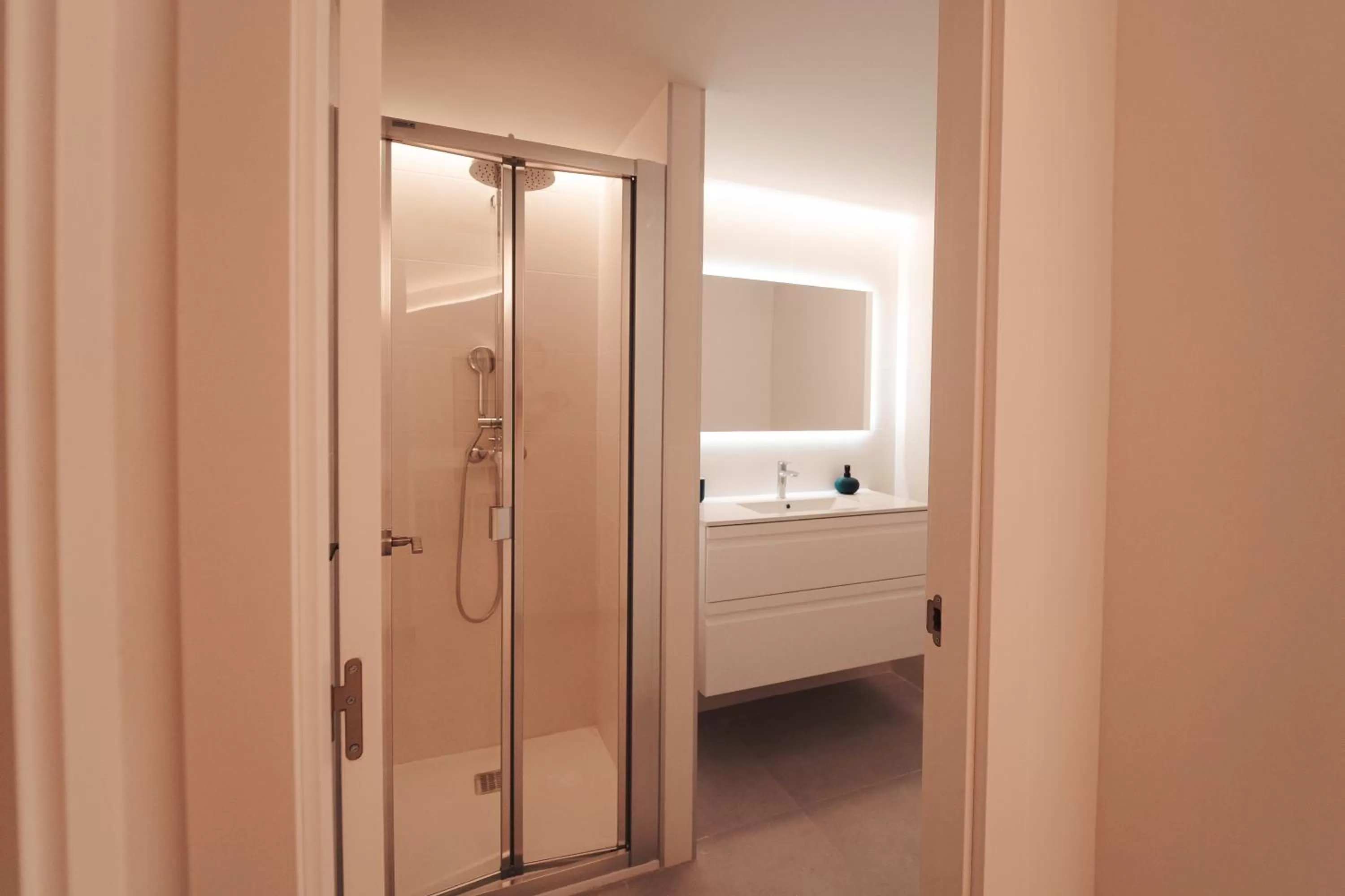 Bathroom in Palm Suites