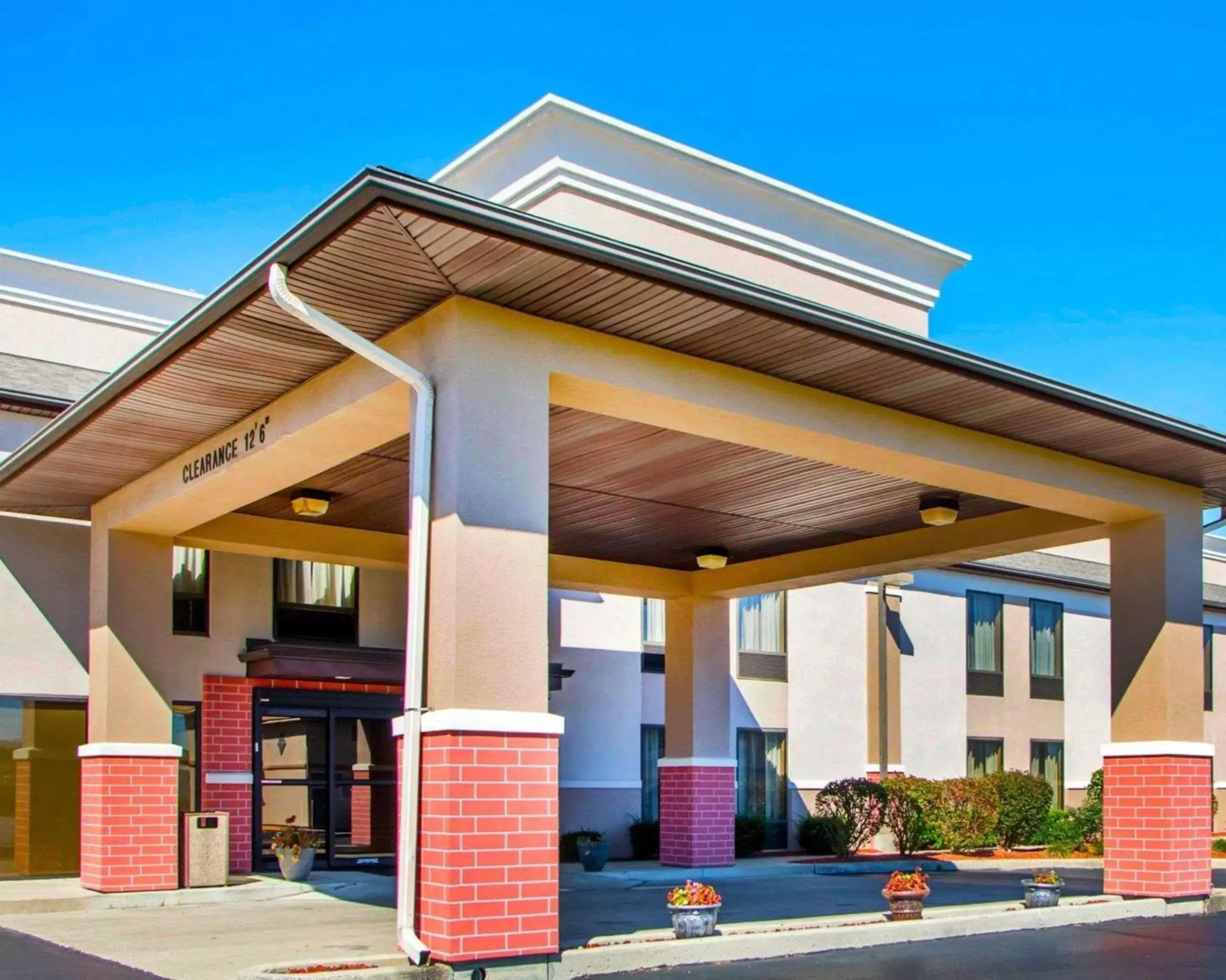 Property building in Comfort Inn Dayton - Huber Heights Property building in Comfort Inn Dayton - Huber Heights