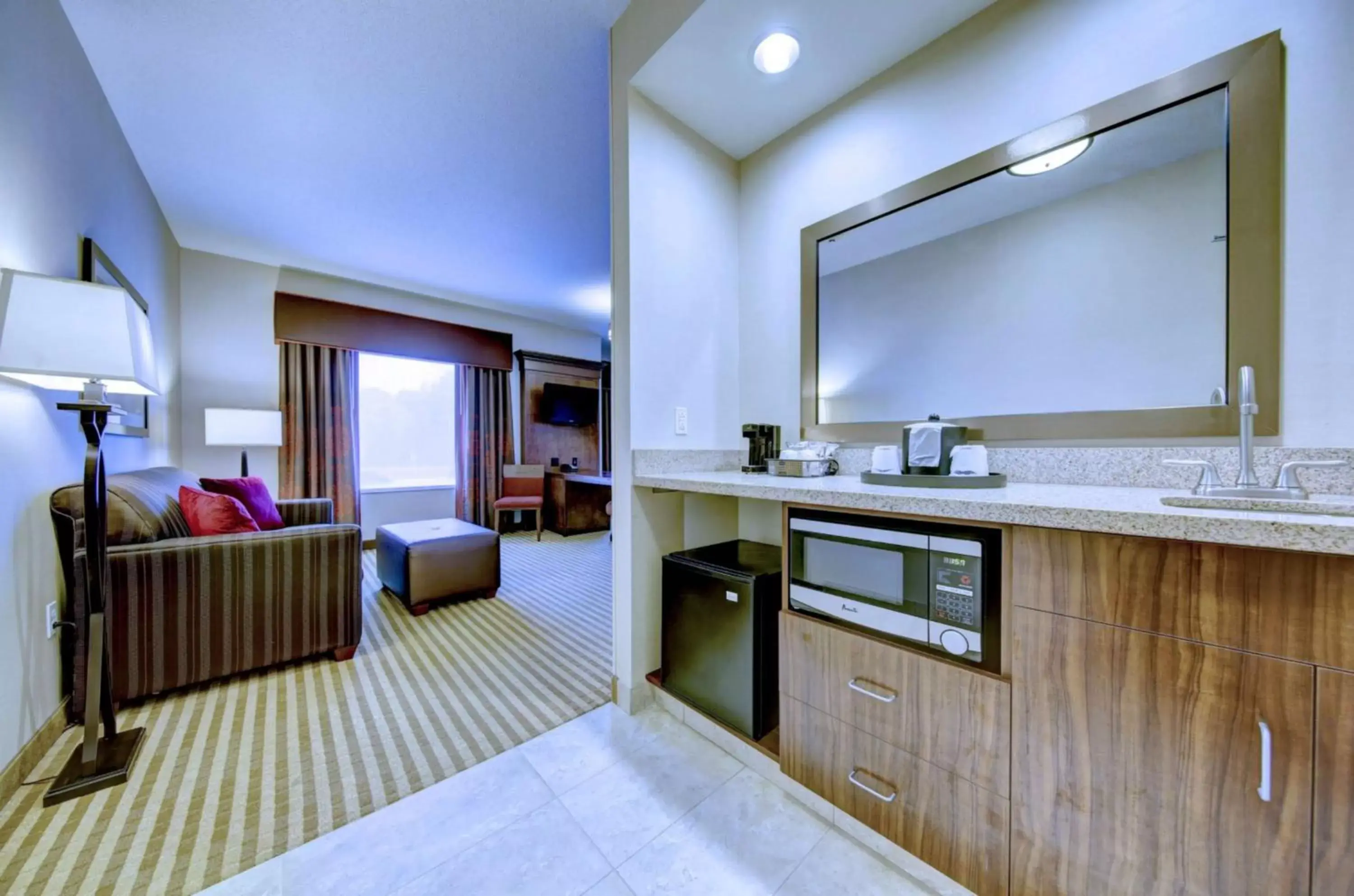 Kitchen or kitchenette, Bathroom in Hampton Inn & Suites Harrisburg