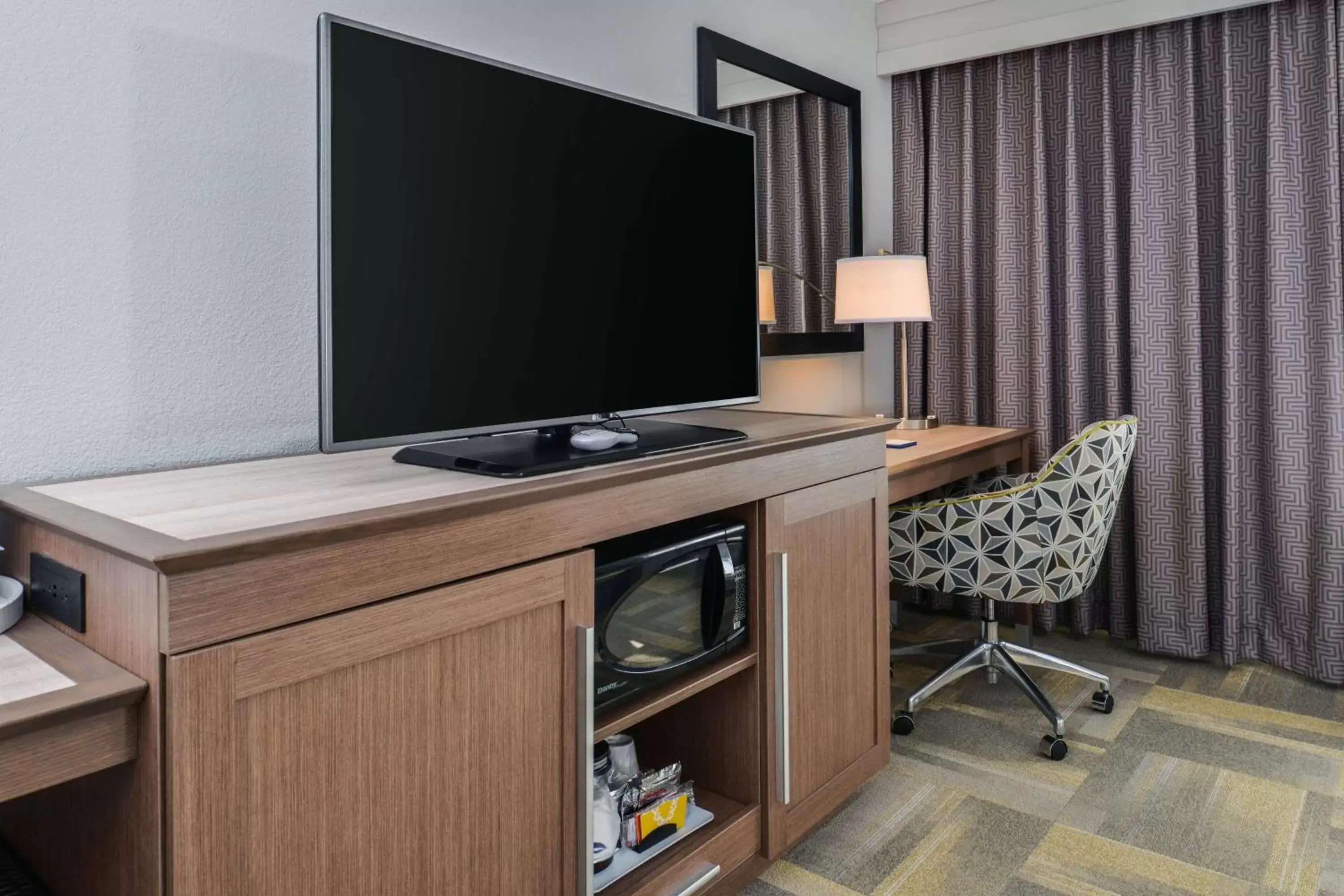 Bed, TV/Entertainment Center in Hampton Inn and Suites Altoona-Des Moines by Hilton