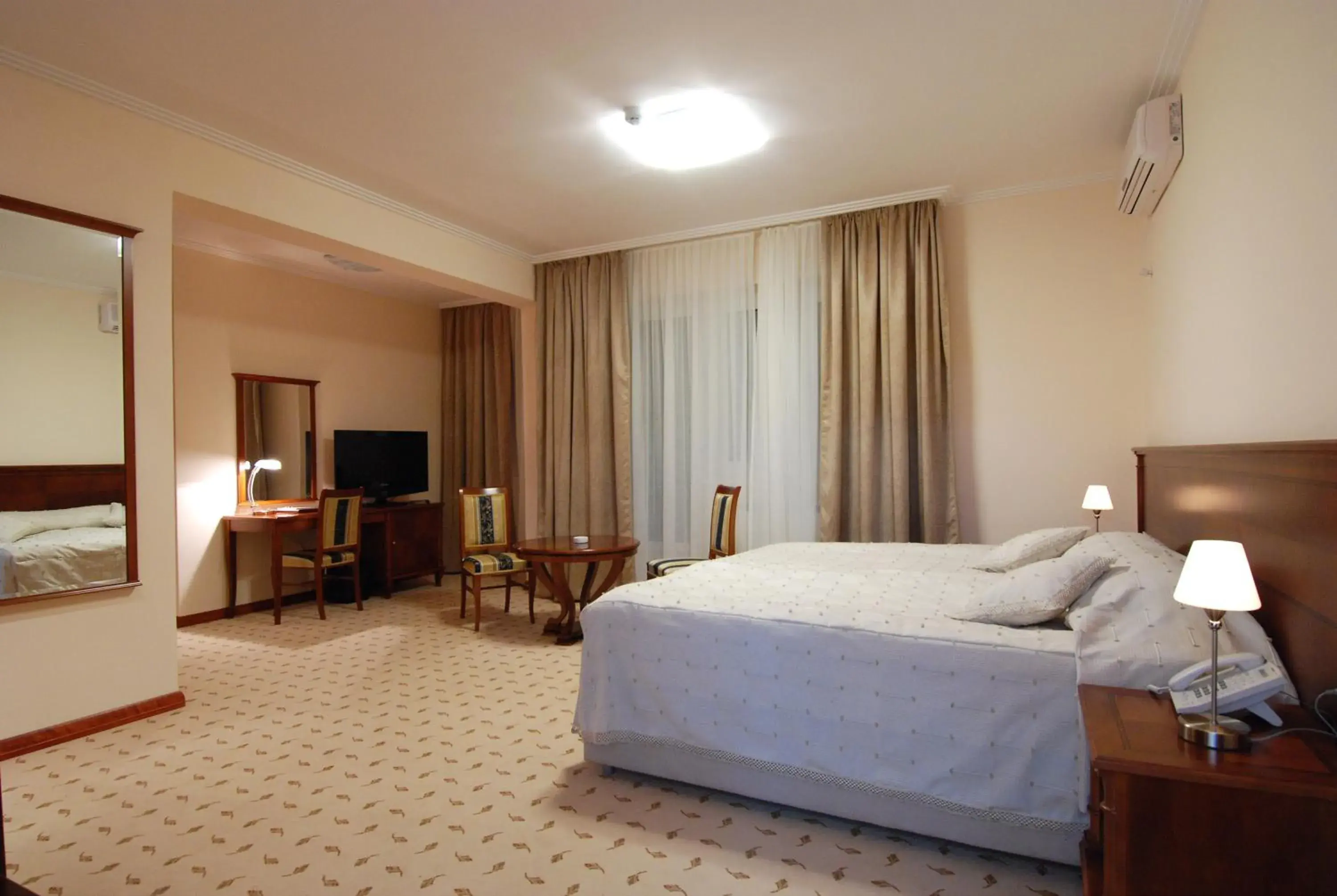 Bed, TV/Entertainment Center in Hotel Orasac