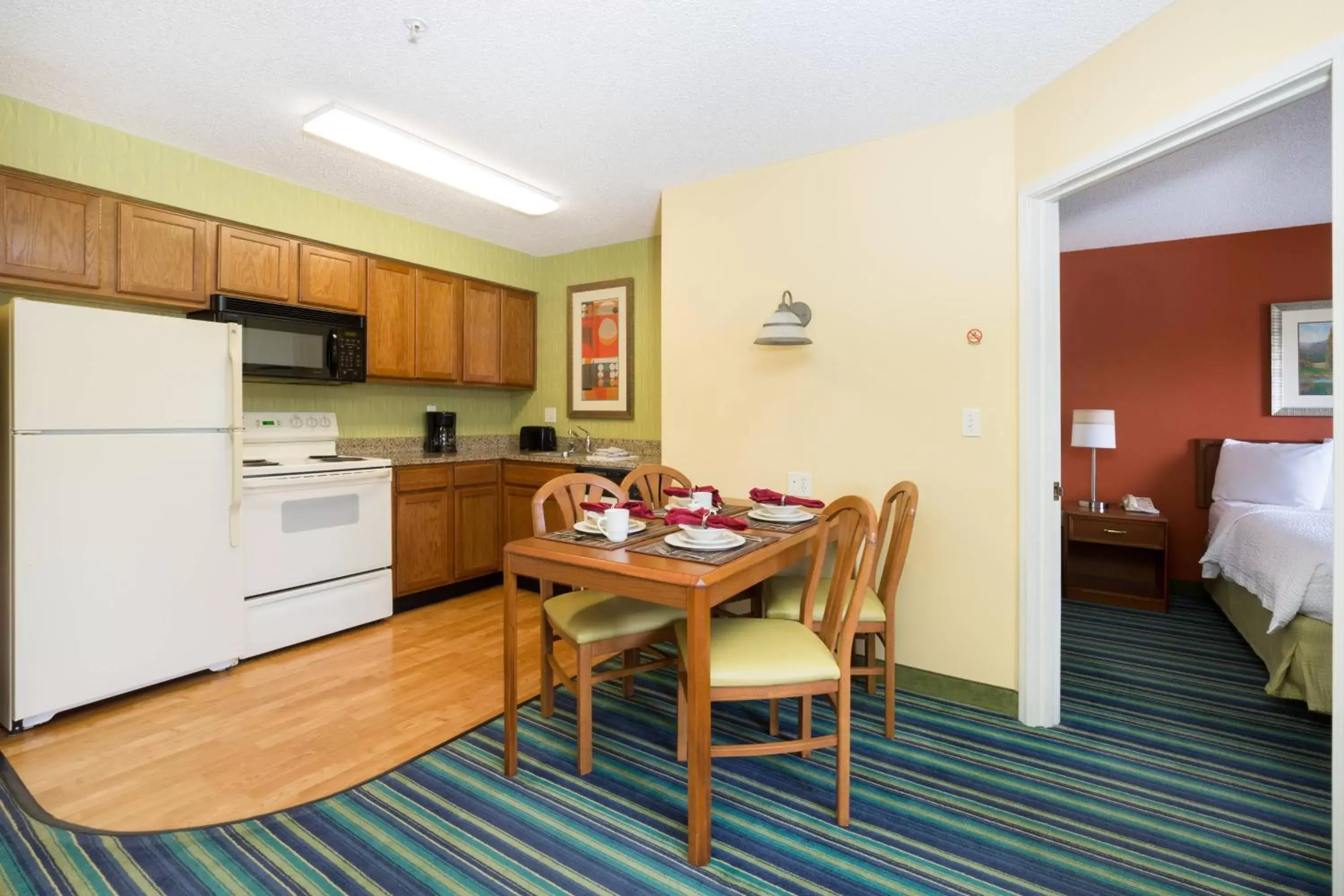 Bedroom, Dining Area in Residence Inn Spokane East Valley