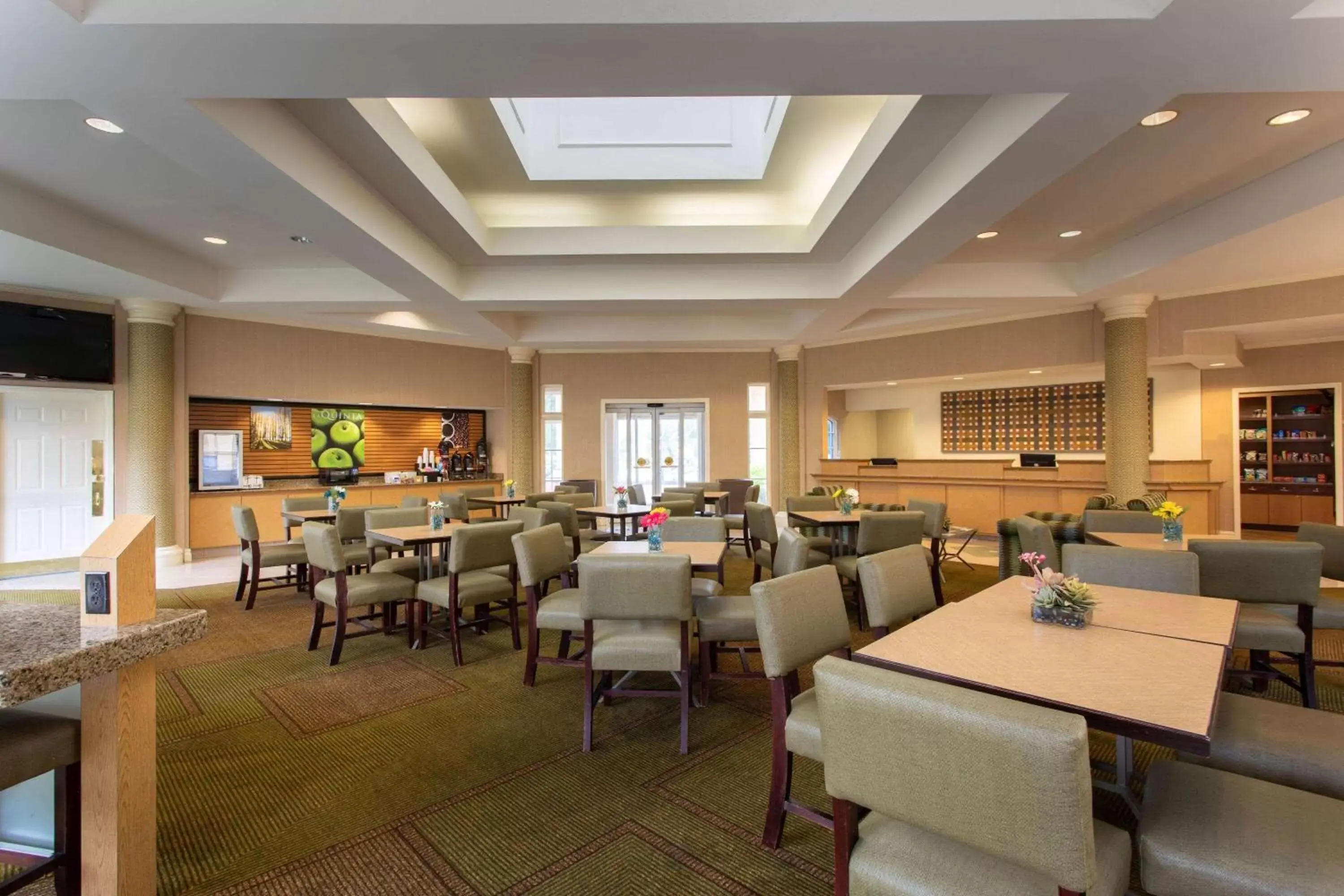 Lobby or reception, Restaurant/Places to Eat in La Quinta by Wyndham Jacksonville Butler Blvd