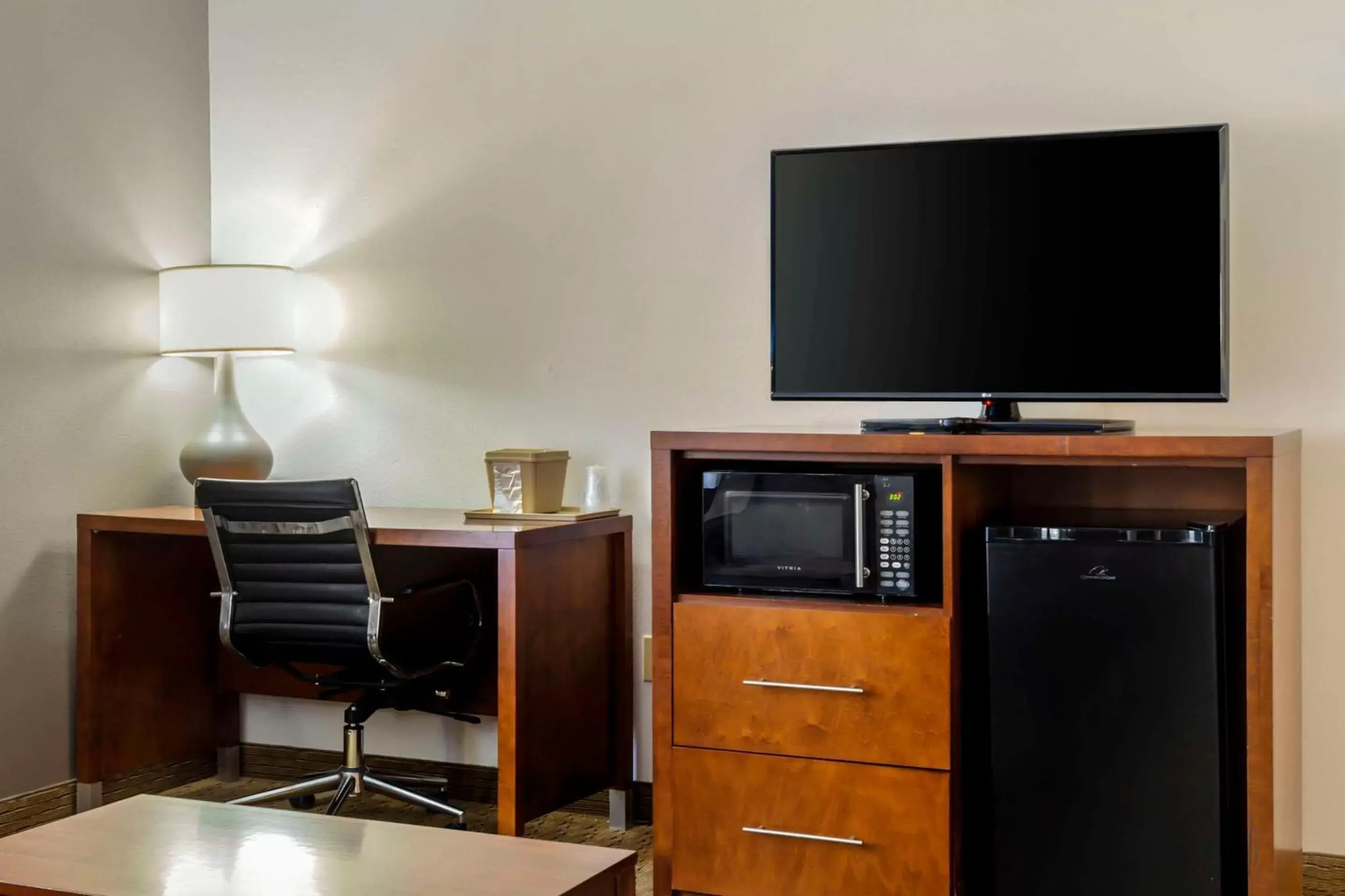 Bedroom, TV/Entertainment Center in Comfort Inn Garner Clayton I-40