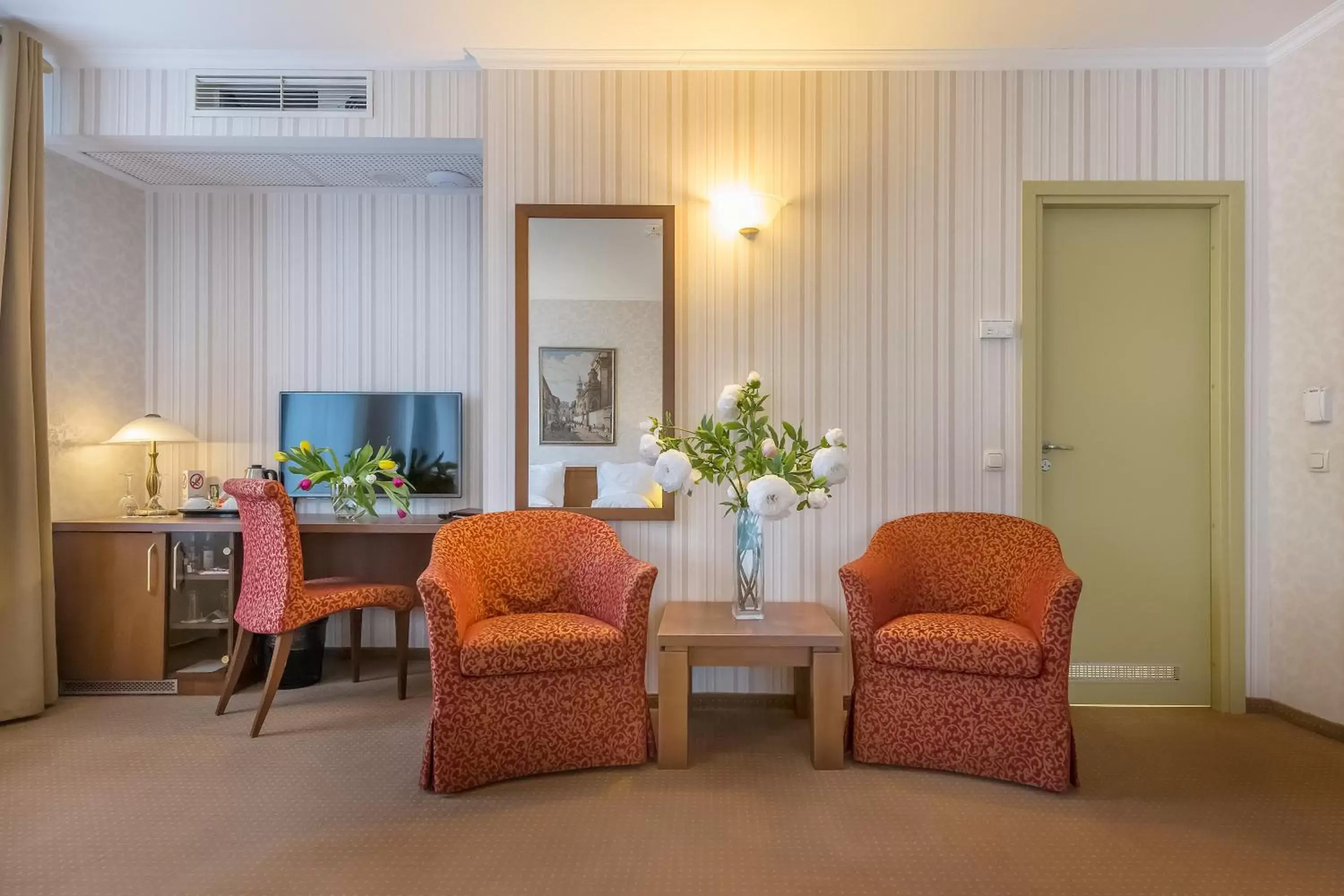 Coffee/tea facilities, Seating Area in Artis Centrum Hotels