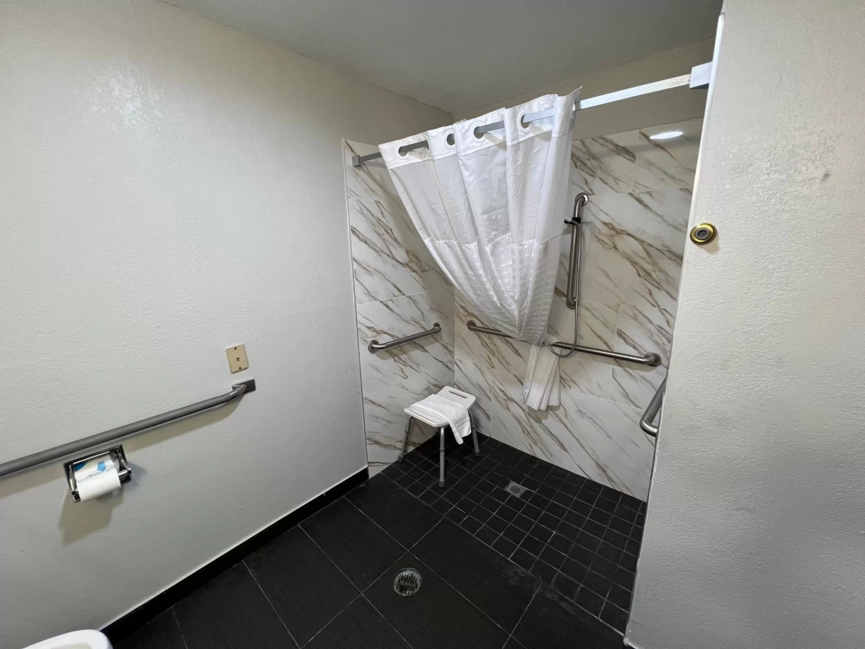 Shower in Super 8 by Wyndham Lake Charles/Sulphur