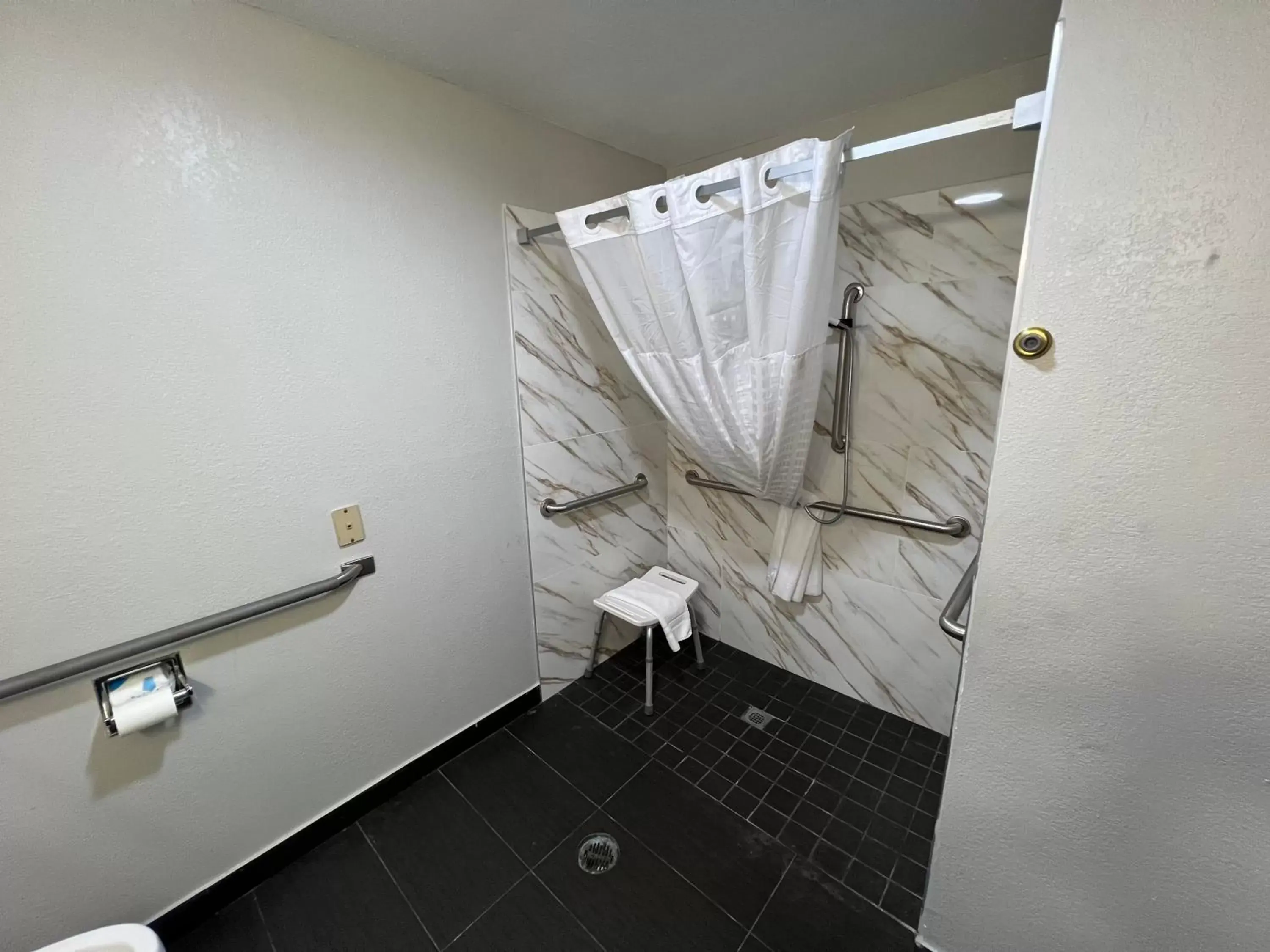 Shower, Bathroom in Super 8 by Wyndham Lake Charles/Sulphur