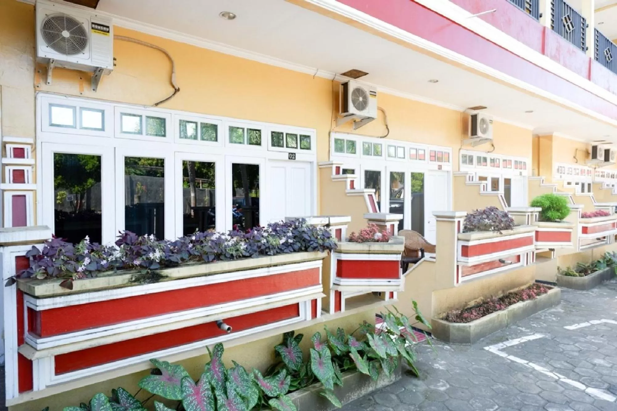 RedDoorz Plus near Stadion Wijaya Kusuma