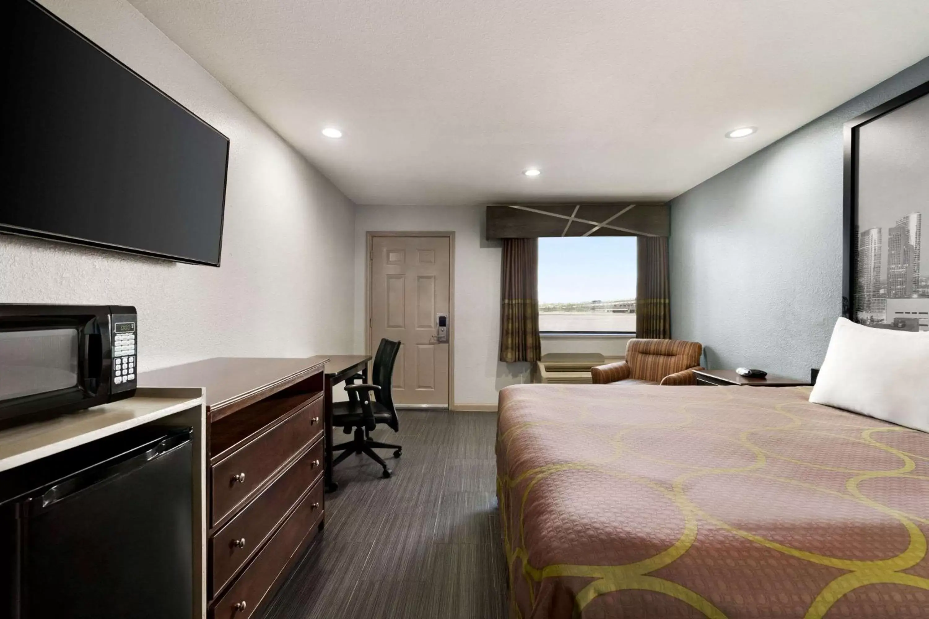 Photo of the whole room, TV/Entertainment Center in Super 8 by Wyndham Houston/Dtwn/I-610