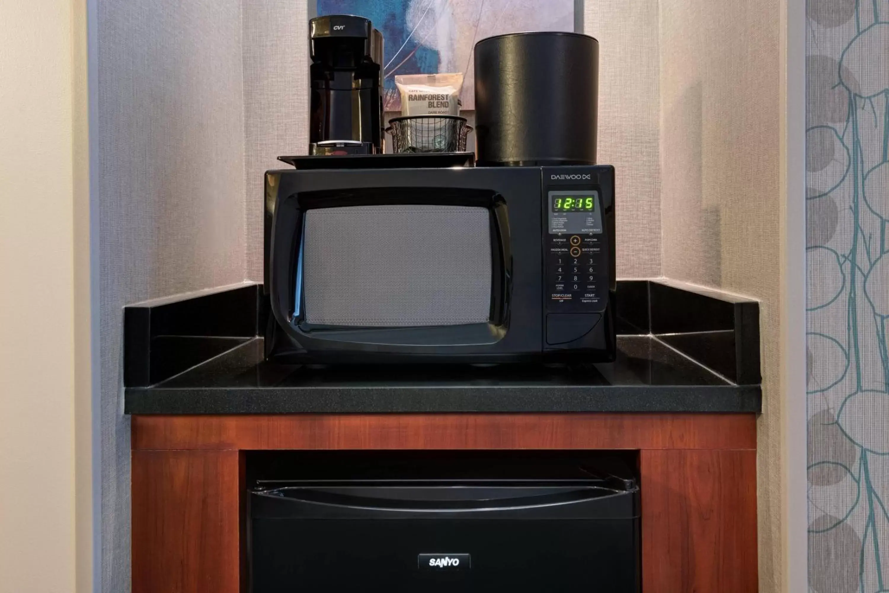 Photo of the whole room, TV/Entertainment Center in Courtyard by Marriott Pittsburgh Washington Meadow Lands