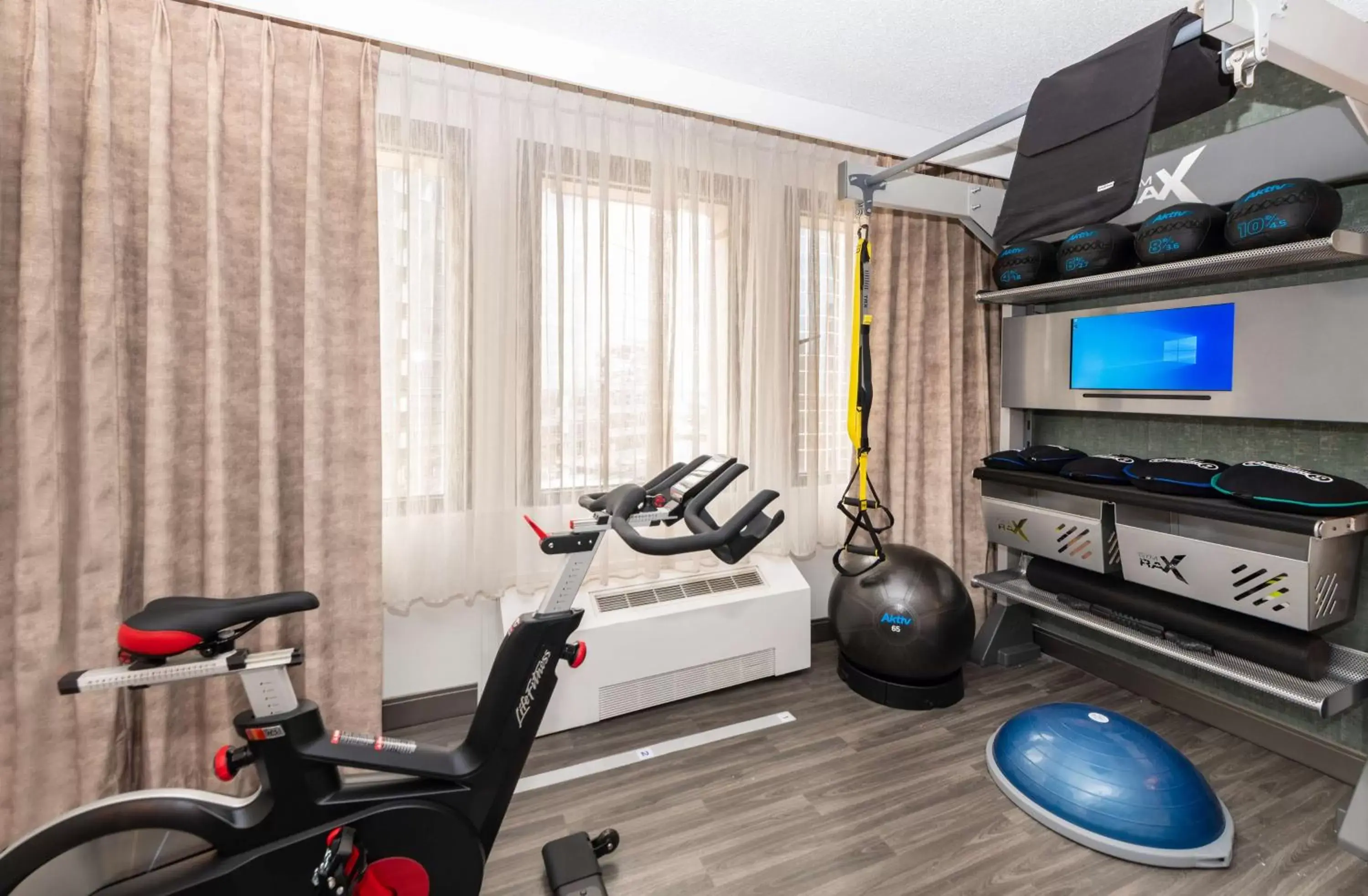 Photo of the whole room, Fitness Center/Facilities in DoubleTree by Hilton Newark Penn Station, NJ