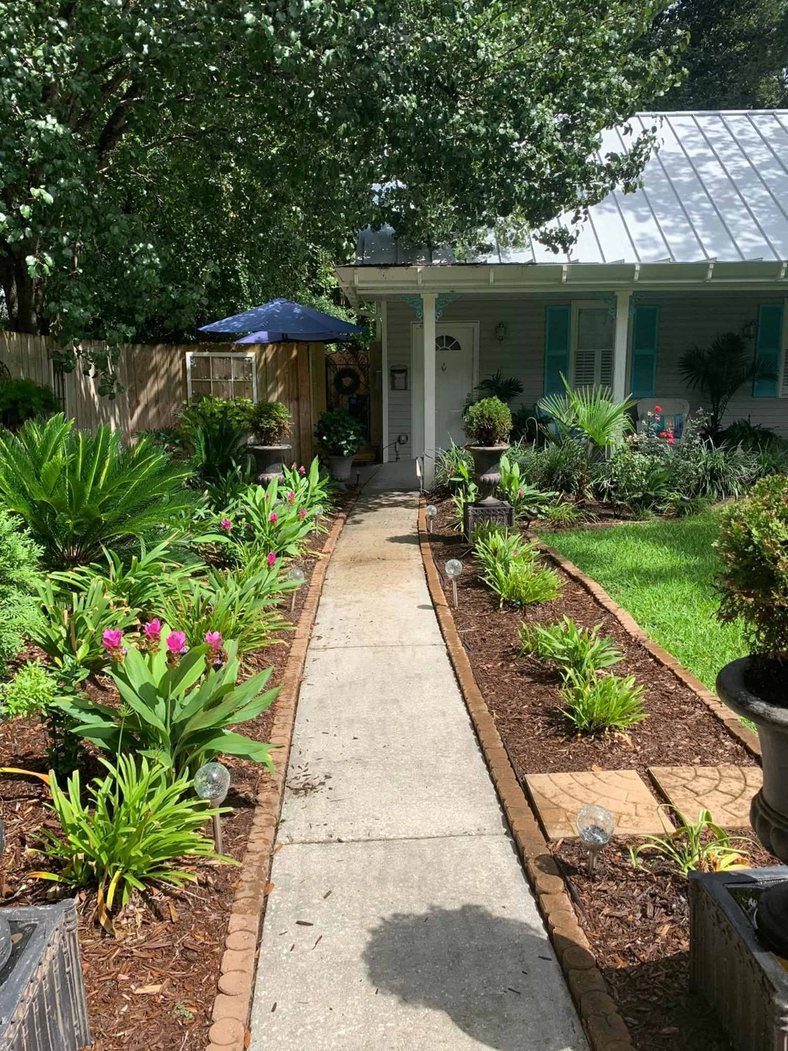 Property building, Garden in Caroline's Bed and Breakfast