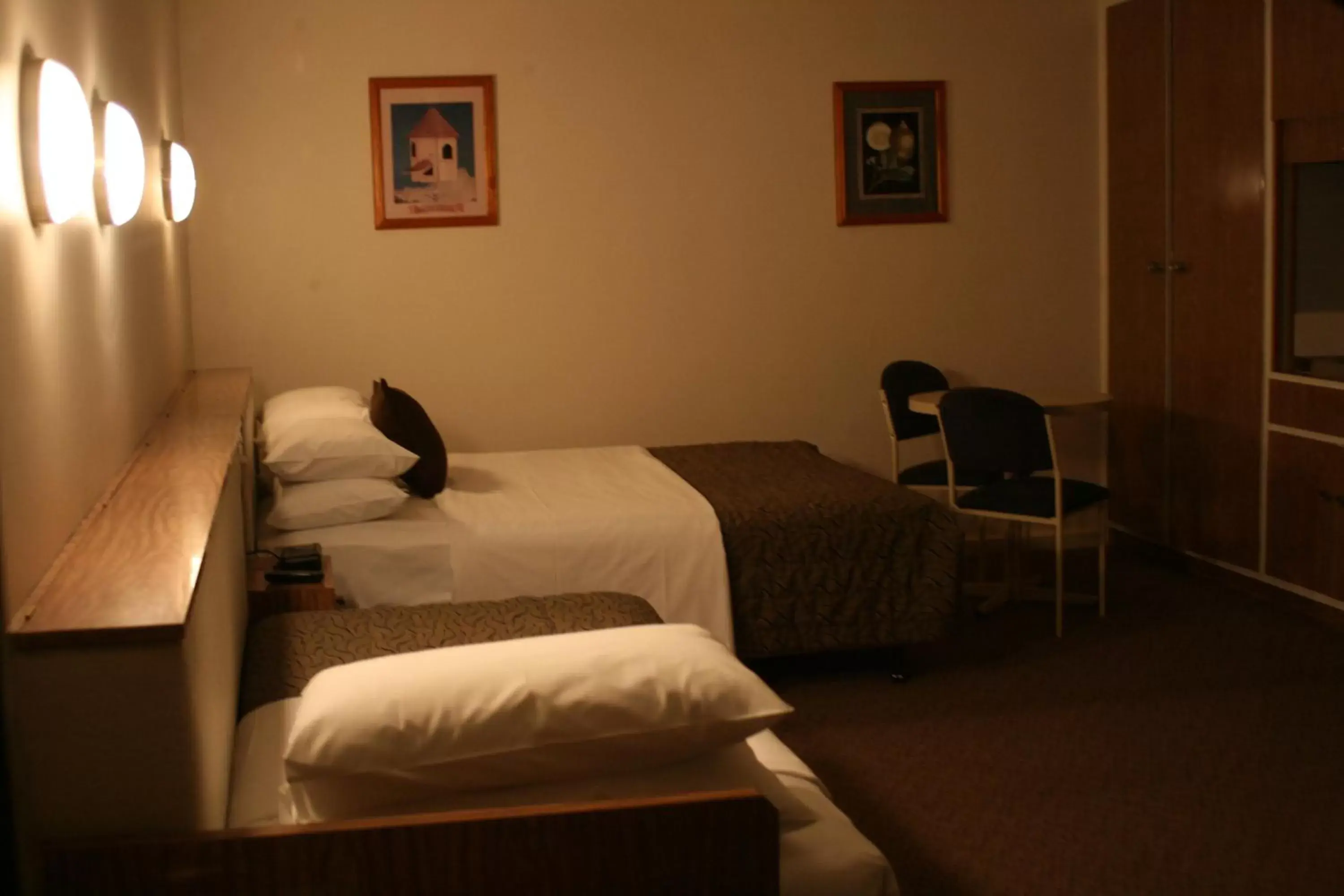 Double or Twin Room - Upstairs in Burkes Hotel Motel