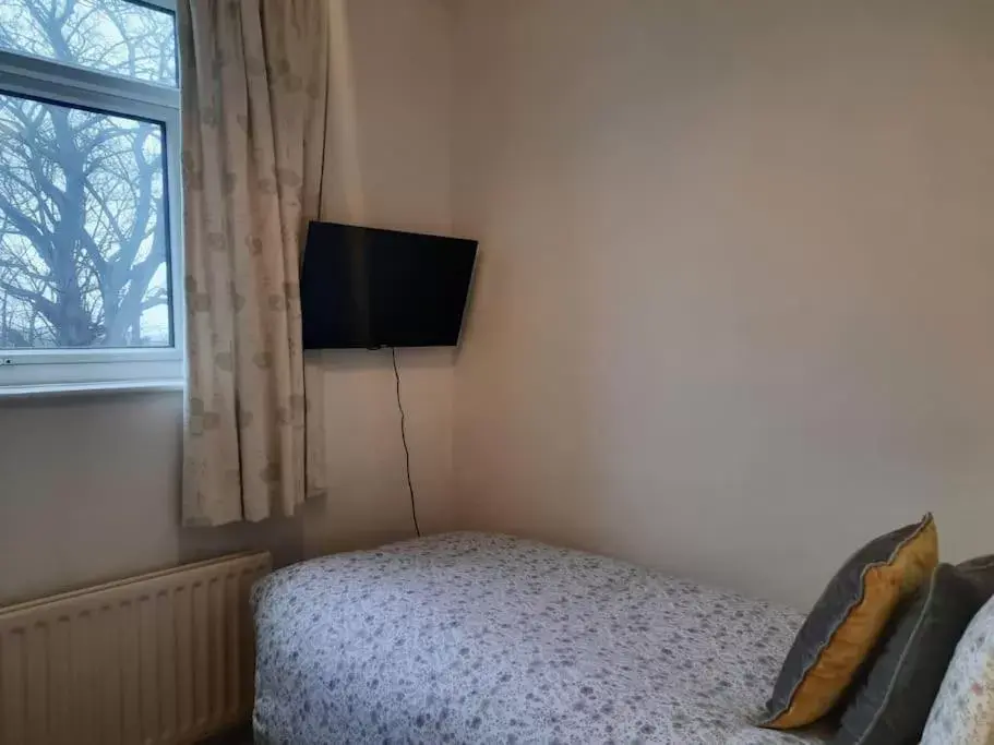 Bed, TV/Entertainment Center in Private rooms with breakfast in Bishop Auckland