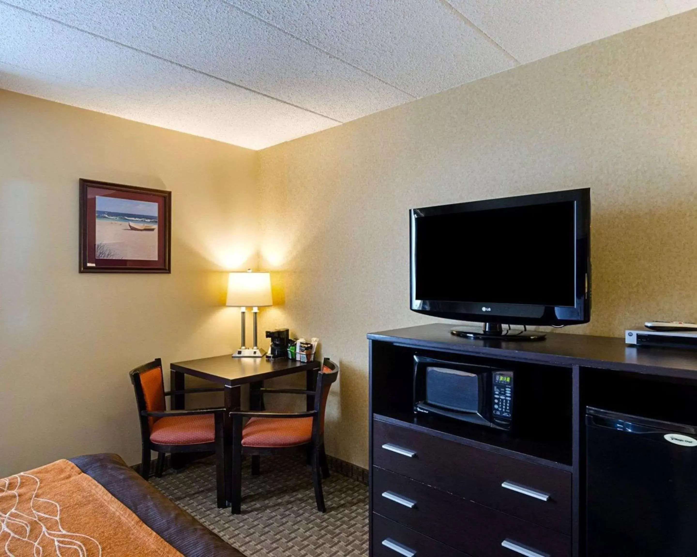 Photo of the whole room, TV/Entertainment Center in Holiday Inn Express - Fall River North
