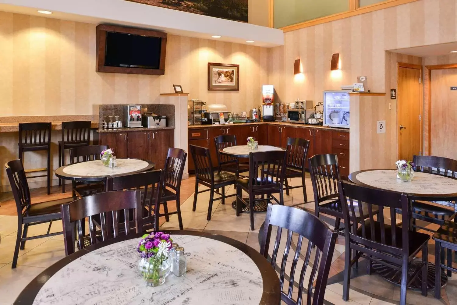 Continental breakfast, Restaurant/Places to Eat in Best Western University Inn