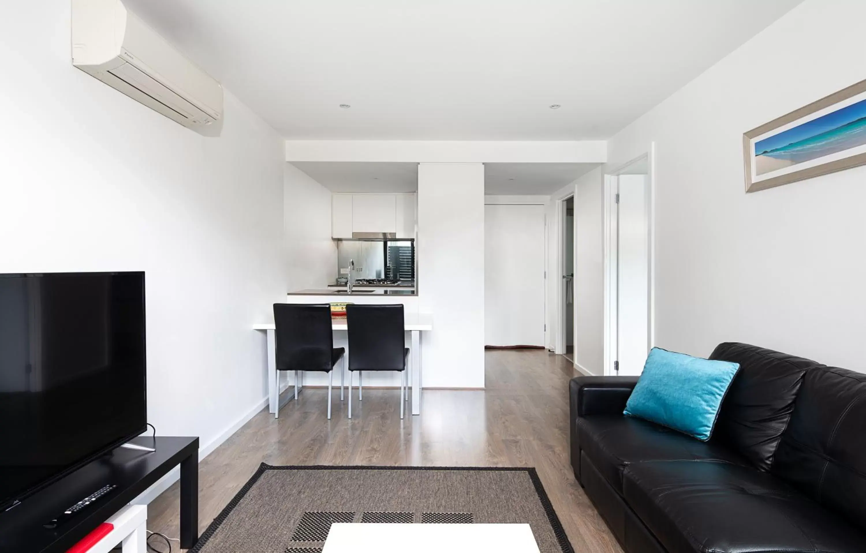 Kitchen or kitchenette, Seating Area in RNR Serviced Apartments North Melbourne