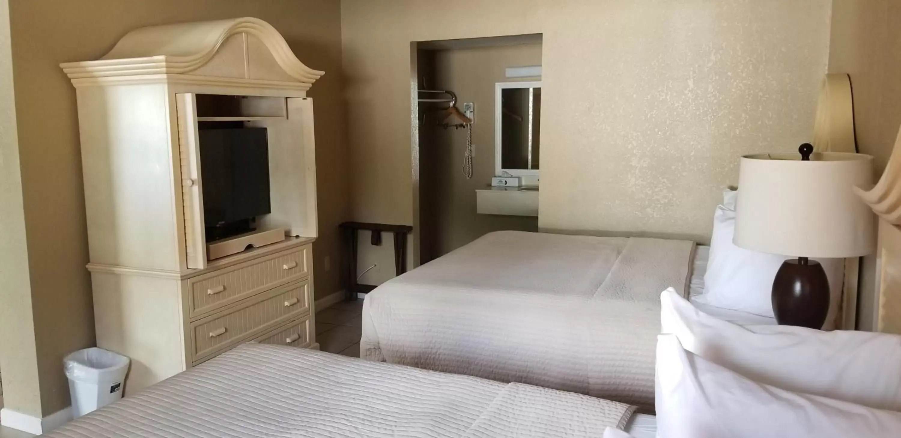 Photo of the whole room, Bed in Days Inn by Wyndham Cocoa Cruiseport West At I-95/524 Photo of the whole room, Bed in Days Inn by Wyndham Cocoa Cruiseport West At I-95/524