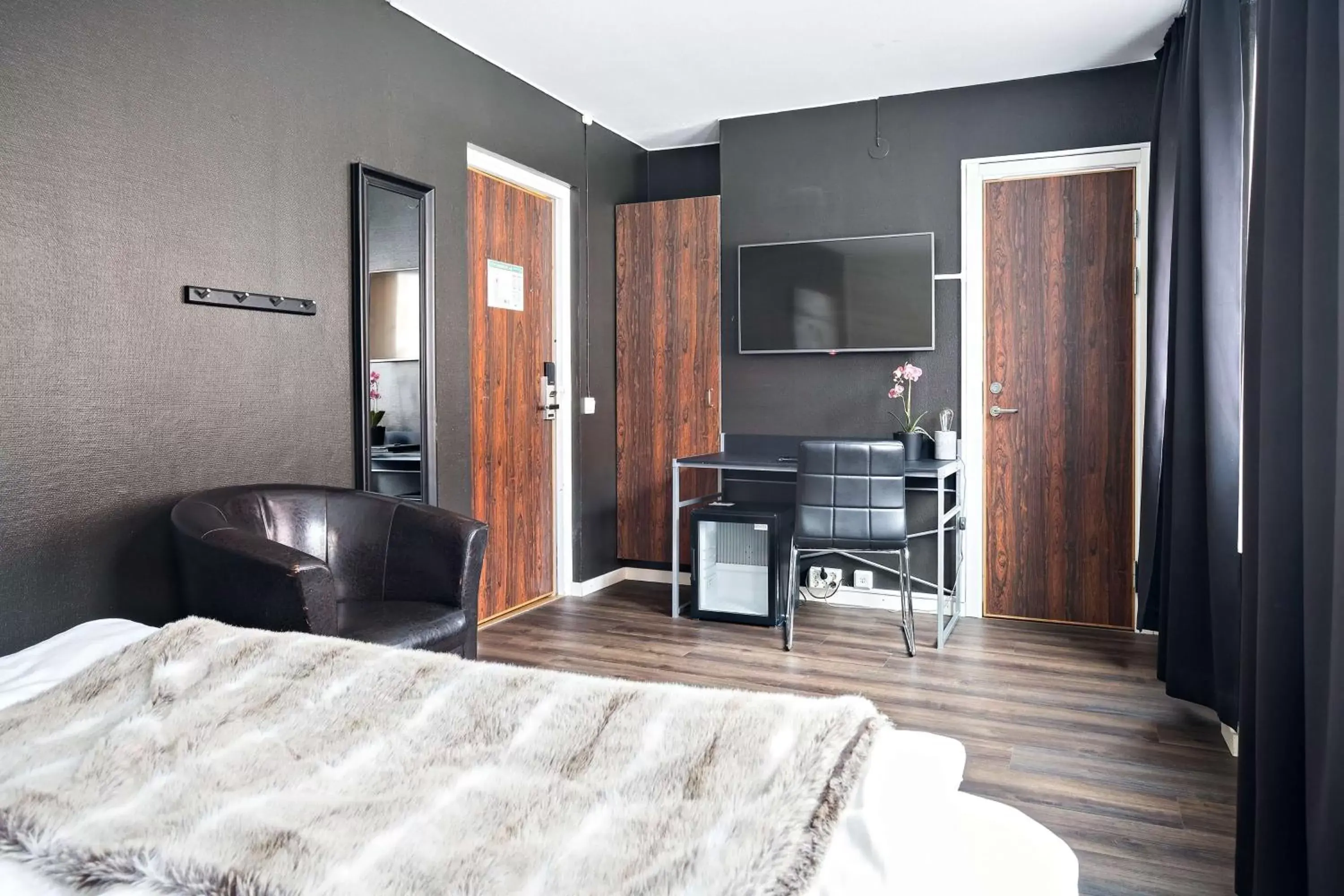 Bedroom, TV/Entertainment Center in Sure Hotel by Best Western Algen