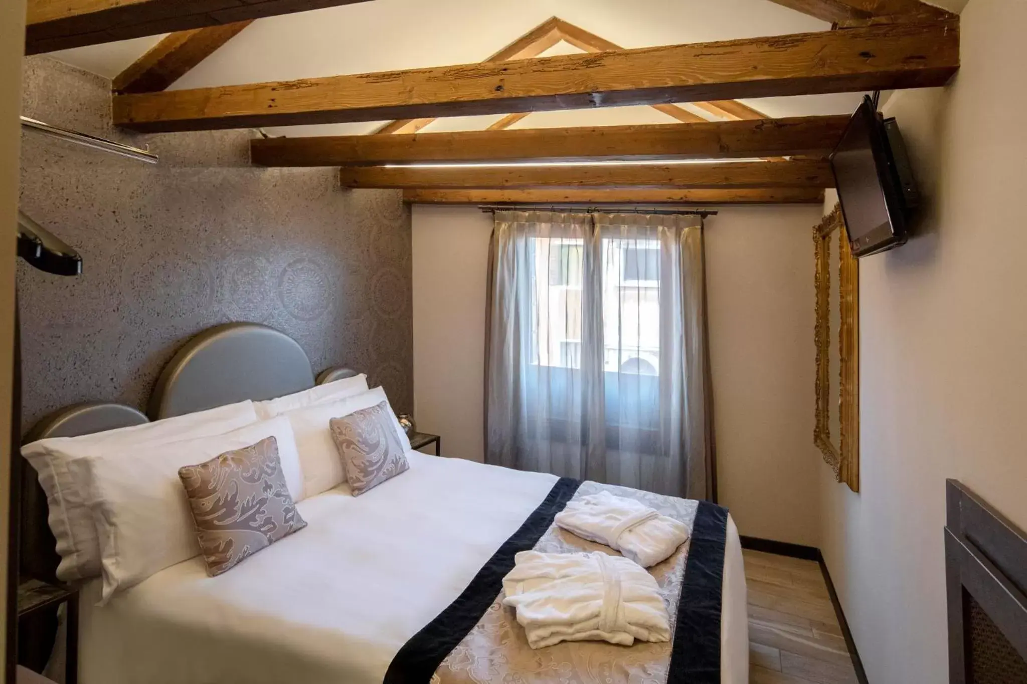 Photo of the whole room, Bed in Alle Guglie Boutique Hotel
