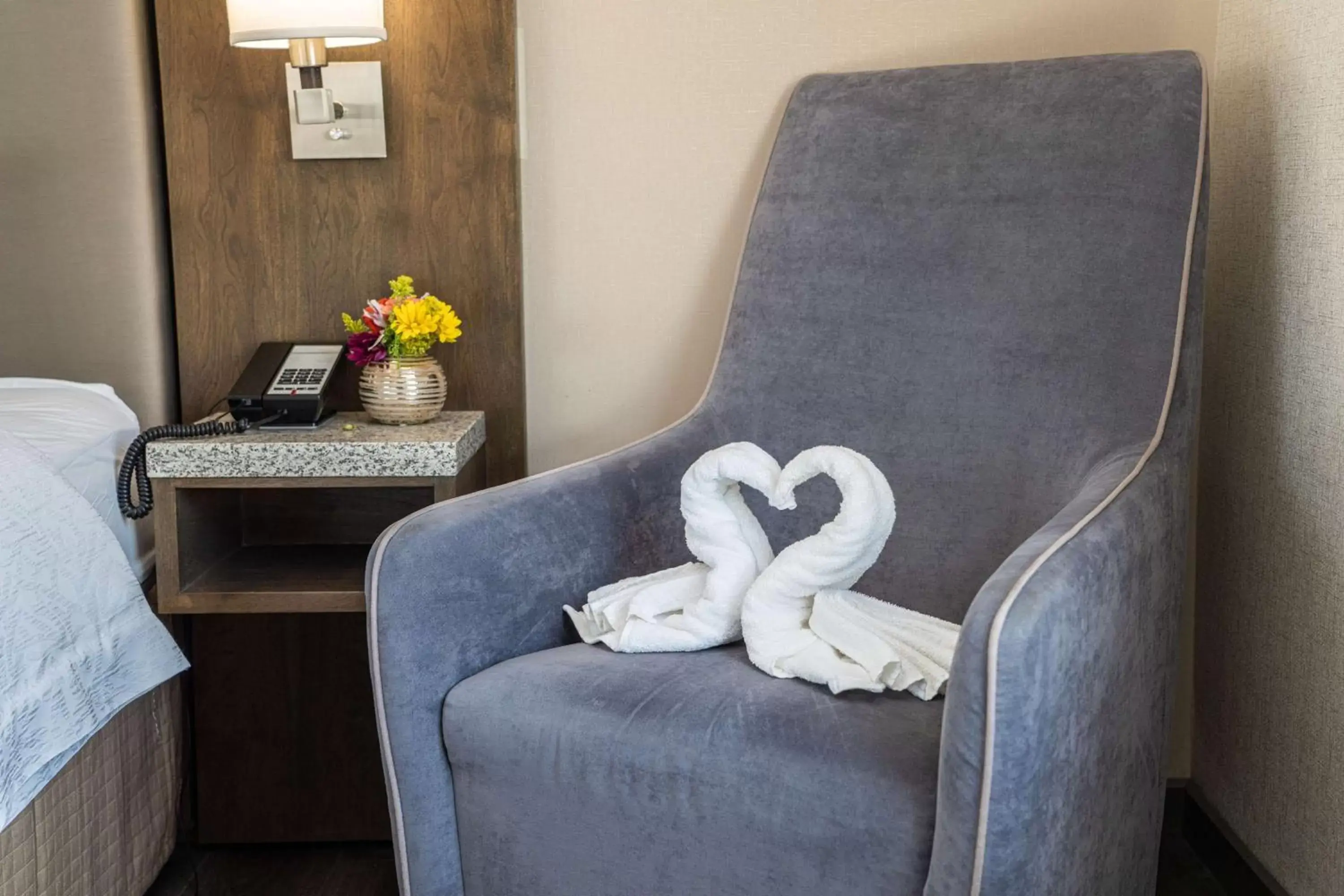 Bed, Seating Area in Hampton Inn San Francisco Downtown/Convention Center