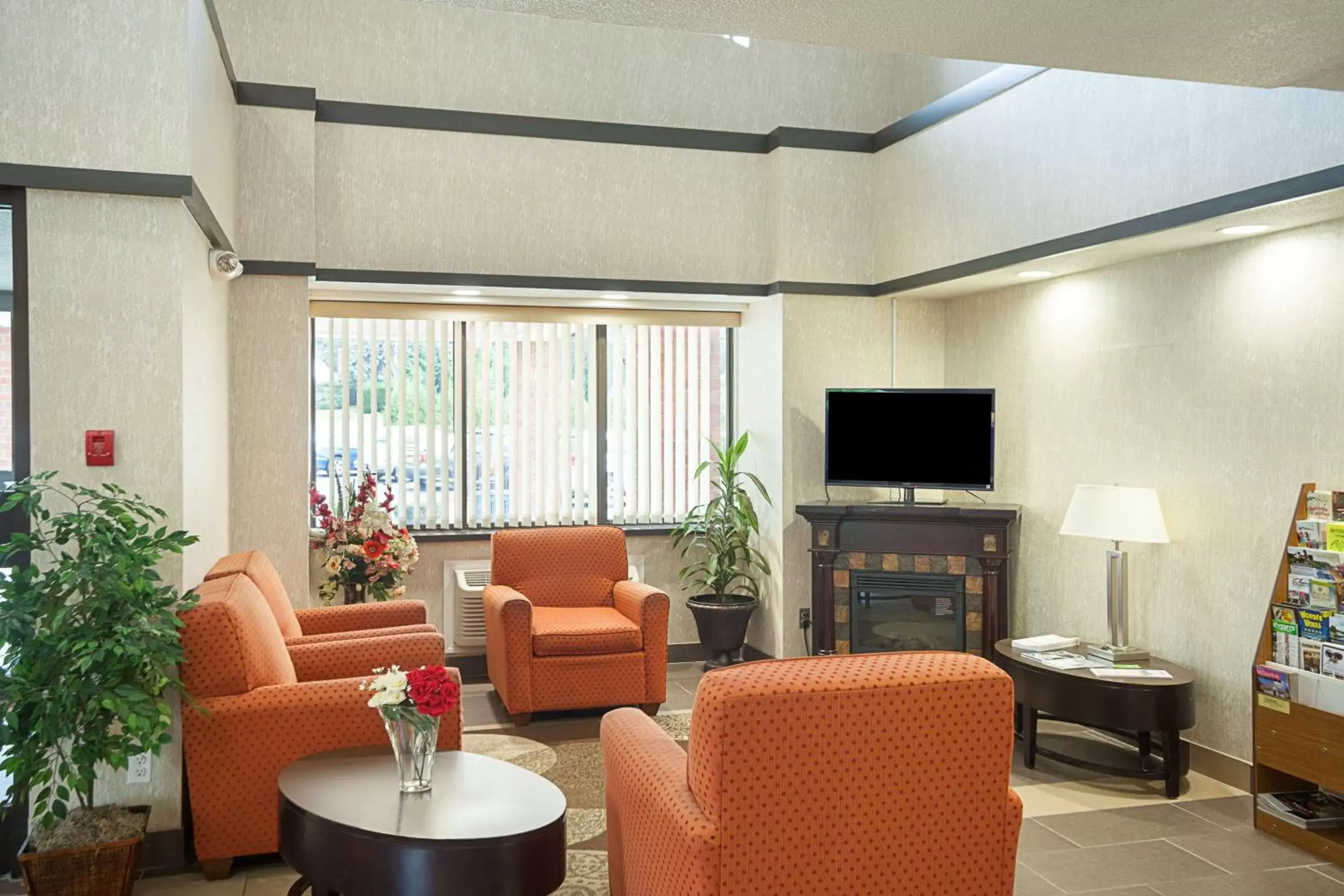 Communal lounge/ TV room, Seating Area in Motel 6-Binghamton, NY