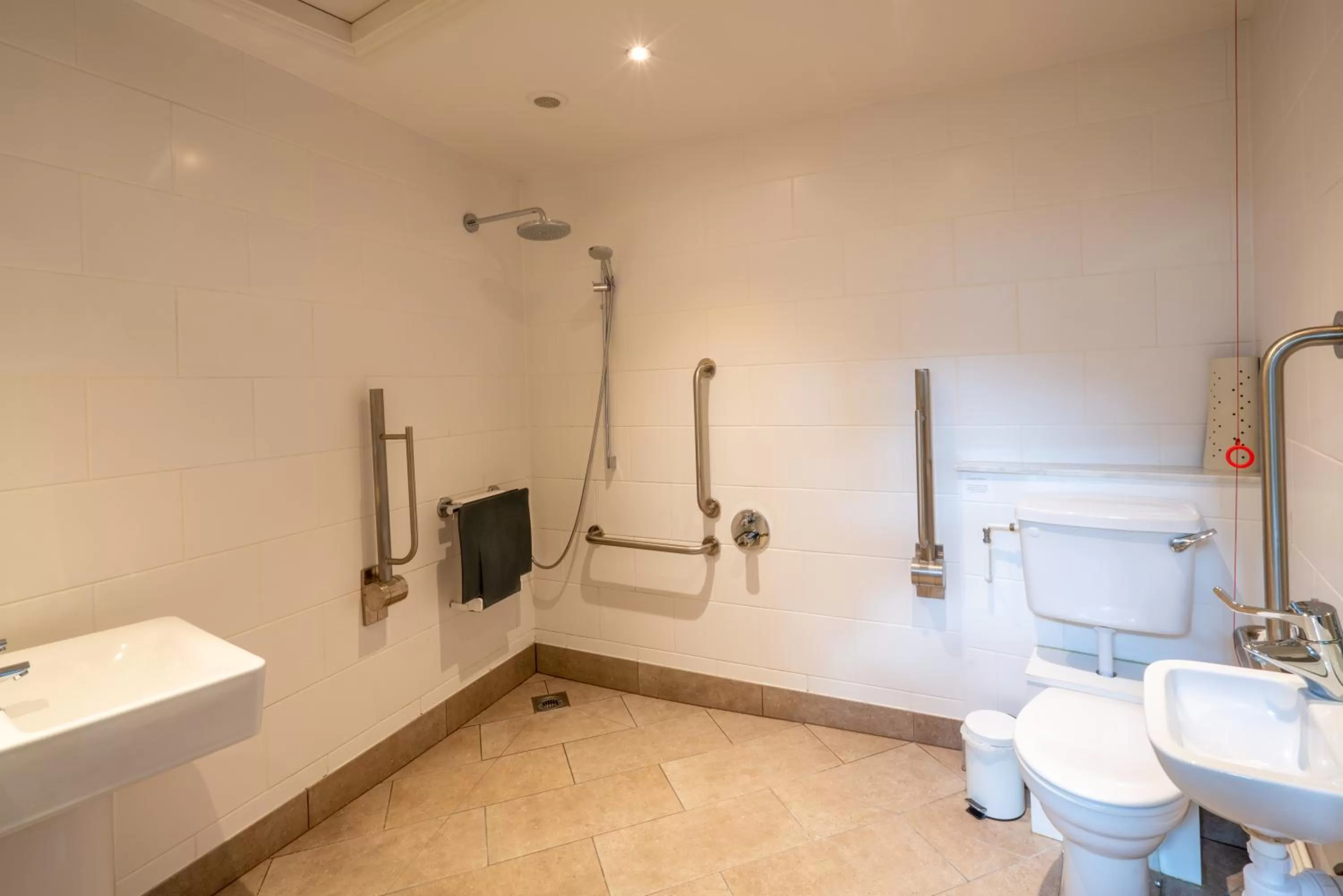 Shower in The Kings Arms Hotel