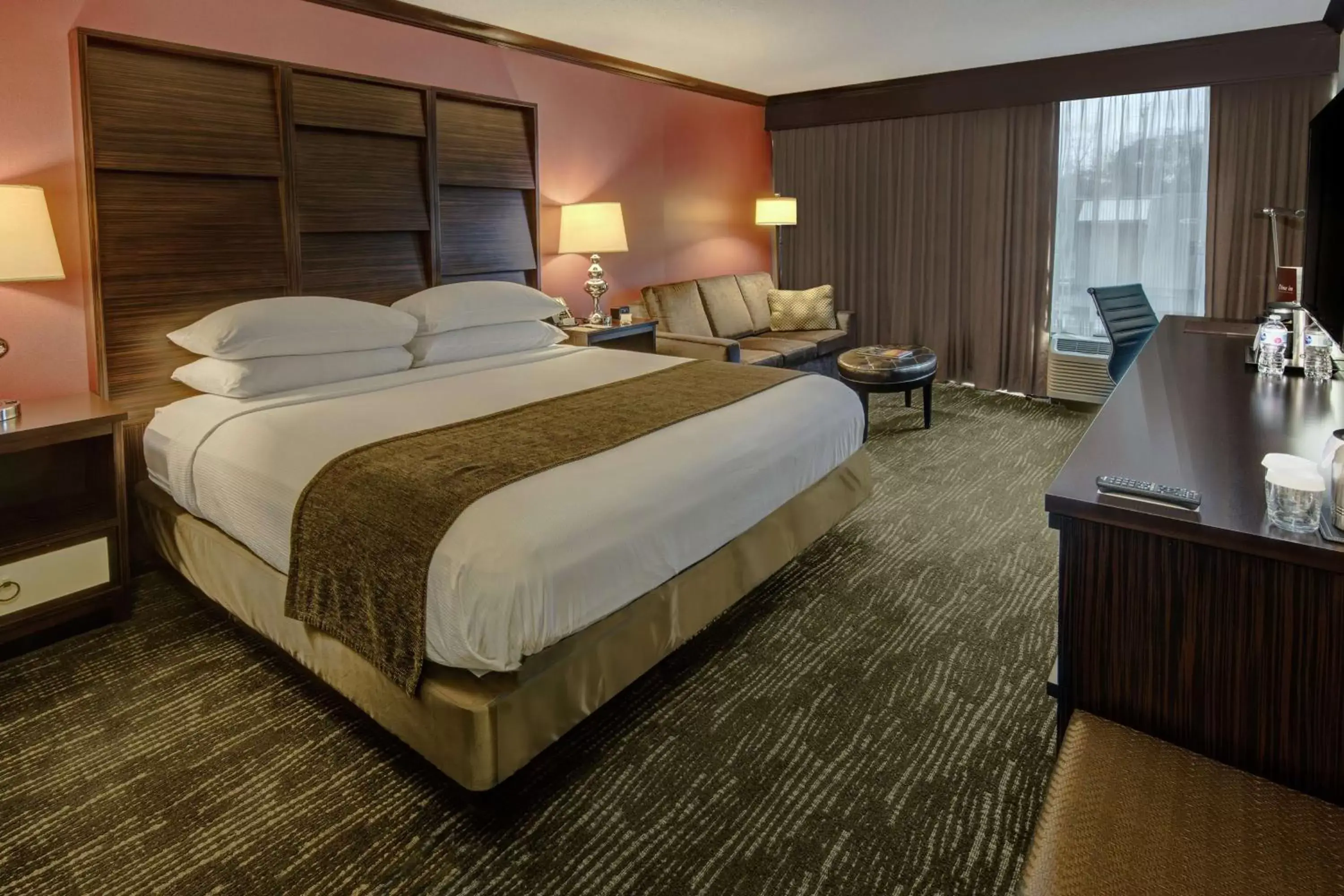 Bedroom, Bed in DoubleTree by Hilton Decatur Riverfront