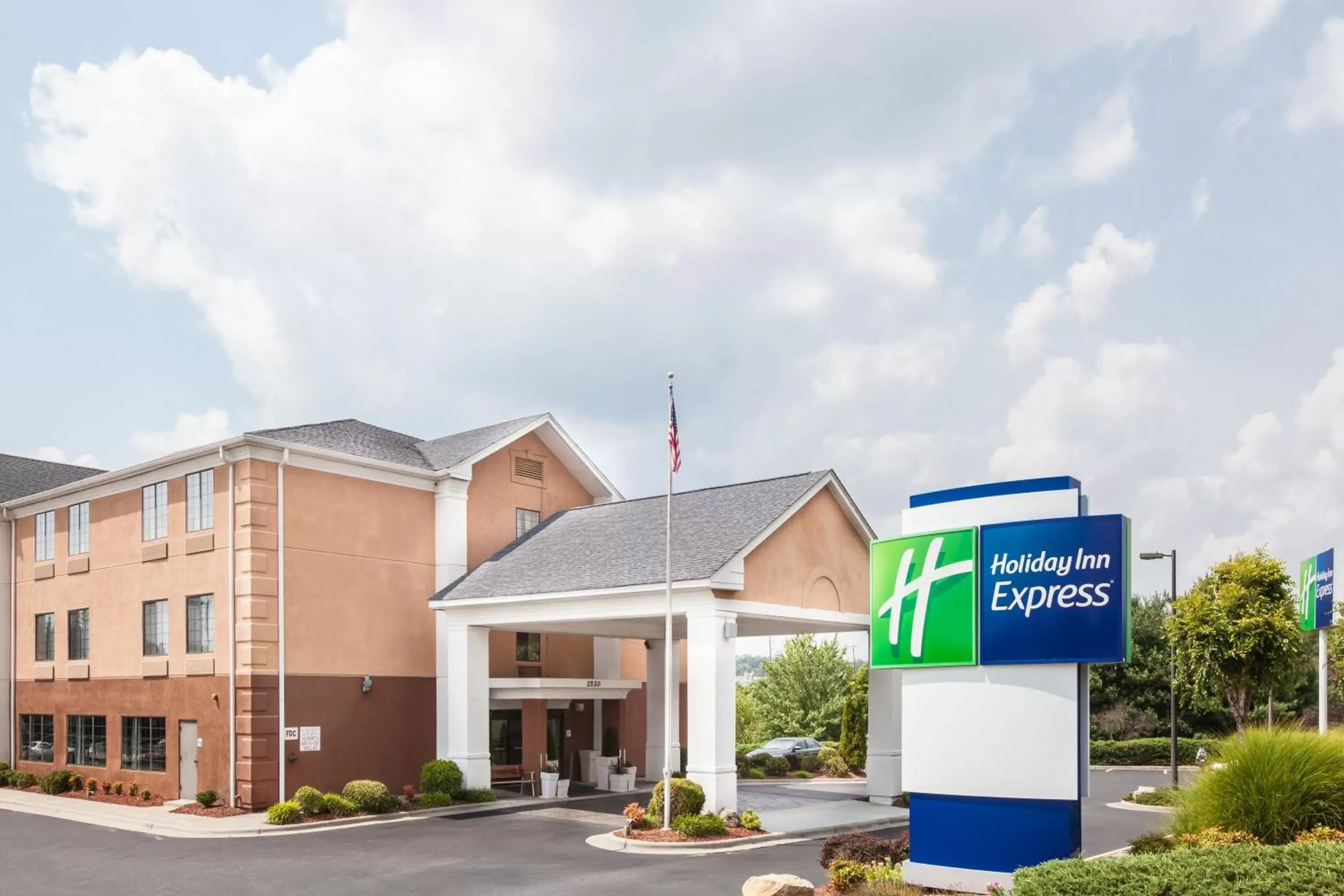 Property building in Holiday Inn Express Winston-Salem by IHG Property building in Holiday Inn Express Winston-Salem by IHG
