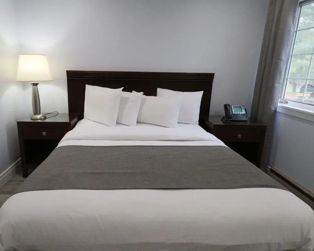 Bedroom, Bed in Algonquin Lakeside Inn