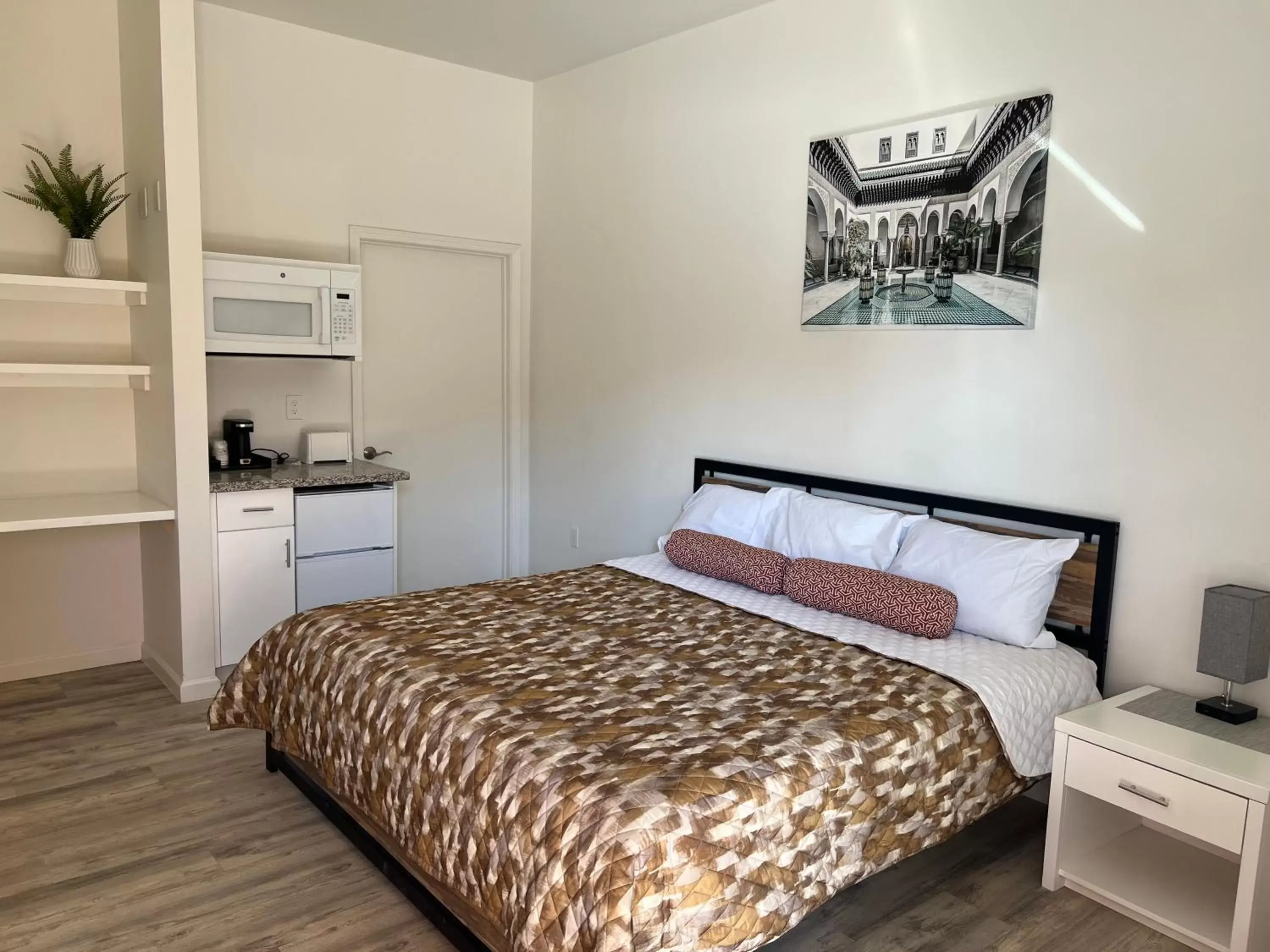 Bed in Villa Alamari Inn and Suites